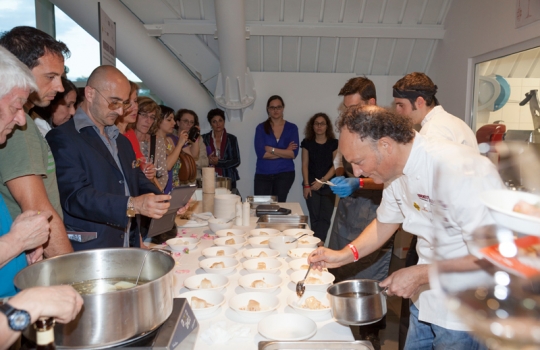 Galleria fotografica






I dolci di Luca Montersino e Gianluca Esposito


















Grana Padano








Luca Montersino, goloso di salute








Ian D'Agata, in piedi, e Fabio Turchetti, protagonisti delle degustazioni








Fontalloro protagonista tra i vini


















Gianluca Esposito, ristorante Italia di Eataly Roma








Moreno Cedroni, Madonnina del Pescatore a Senigallia (Ancona)








Arcangelo Dandini, L'Arcangelo, Roma Prati








Ugo Alciati, Guido a Serralunga d'Alba (Cuneo)








Da sinistra: Ugo Alciati, Moreno Cedroni, Nicola Farinetti, Arcangelo Dandini, Luca Montersino e Gianluca Esposito. Nascosto, Massimo Sola








Alessandra Rotondi, Paolo Marchi, Helmuth Koecher


















Il vitello tonnato di Ugo Alciati








Il Baccalà con salsa di cardamomo, rosa e finocchio di Moreno Cedroni








Luca Montersino e Ugo Alciati








Il Pollo alla romana di Arcangelo Dandini





