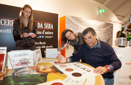 Galleria fotografica






I dolci di Luca Montersino e Gianluca Esposito


















Grana Padano








Luca Montersino, goloso di salute








Ian D'Agata, in piedi, e Fabio Turchetti, protagonisti delle degustazioni








Fontalloro protagonista tra i vini


















Gianluca Esposito, ristorante Italia di Eataly Roma








Moreno Cedroni, Madonnina del Pescatore a Senigallia (Ancona)








Arcangelo Dandini, L'Arcangelo, Roma Prati








Ugo Alciati, Guido a Serralunga d'Alba (Cuneo)








Da sinistra: Ugo Alciati, Moreno Cedroni, Nicola Farinetti, Arcangelo Dandini, Luca Montersino e Gianluca Esposito. Nascosto, Massimo Sola








Alessandra Rotondi, Paolo Marchi, Helmuth Koecher


















Il vitello tonnato di Ugo Alciati








Il Baccalà con salsa di cardamomo, rosa e finocchio di Moreno Cedroni








Luca Montersino e Ugo Alciati








Il Pollo alla romana di Arcangelo Dandini








Moreno Cedroni








Acqua Panna e S.Pellegrino





