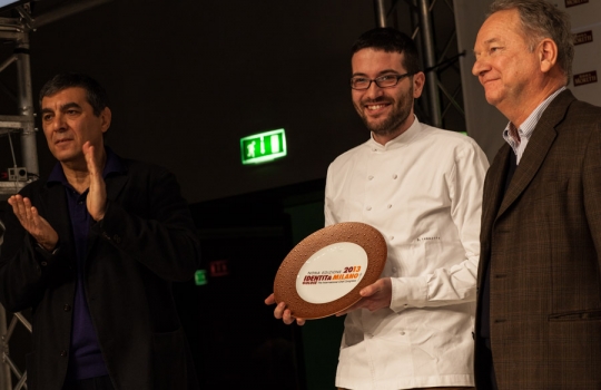 Galleria fotografica






La Cracco band con Paolo Marchi








Daniel Humm premiato da Cesare Baldrighi, presidente del Consorzio di Tutela di Grana Padano








Claudio Ceroni e Paolo Marchi fanno il punto sulle prossime iniziative targate Identità: Salone del Mobile (presentazione il 21 febbraio); con Fiera Milano una partnership con Host, 18-22 ottobre 2013; 17-19 maggio il Roma Food&Wine Festival e Identità New York tornerà a Eataly NY dal 4 al 6 ottobre





