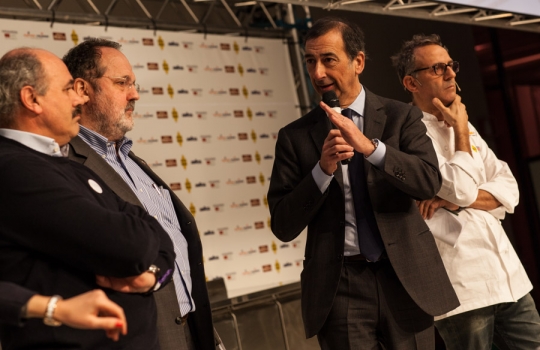Galleria fotografica






La Cracco band con Paolo Marchi








Daniel Humm premiato da Cesare Baldrighi, presidente del Consorzio di Tutela di Grana Padano








Claudio Ceroni e Paolo Marchi fanno il punto sulle prossime iniziative targate Identità: Salone del Mobile (presentazione il 21 febbraio); con Fiera Milano una partnership con Host, 18-22 ottobre 2013; 17-19 maggio il Roma Food&Wine Festival e Identità New York tornerà a Eataly NY dal 4 al 6 ottobre








Giuseppe Iannotti del ristorante Kresios di Telese Terme (Benevento) riceve il premio Vent'Anni da Clement Vachon, International relations, events and communication manager di San Pellegrino





