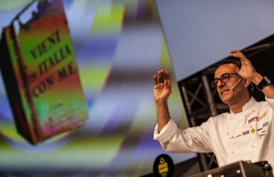 Galleria fotografica






La Cracco band con Paolo Marchi








Daniel Humm premiato da Cesare Baldrighi, presidente del Consorzio di Tutela di Grana Padano








Claudio Ceroni e Paolo Marchi fanno il punto sulle prossime iniziative targate Identità: Salone del Mobile (presentazione il 21 febbraio); con Fiera Milano una partnership con Host, 18-22 ottobre 2013; 17-19 maggio il Roma Food&Wine Festival e Identità New York tornerà a Eataly NY dal 4 al 6 ottobre








Giuseppe Iannotti del ristorante Kresios di Telese Terme (Benevento) riceve il premio Vent'Anni da Clement Vachon, International relations, events and communication manager di San Pellegrino








Il patron di Eataly e Fontanafredda Oscar Farinetti, Paolo Marchi, l'amministratore delegato di Expo 2015 Giuseppe Sala e Massimo Bottura. Sono già 120 i Paesi del mondo ad aver aderito all'esposizione universale meneghina. Tema portante: la nutrizione





