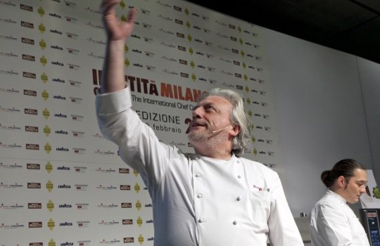 Galleria fotografica






Attovagliati a Identità di Sala, Mariella Cedroni e Massimo Bottura








Renato Bosco








Seconda edizione di Identità di Pizza








Lello Ravagnan da Chirignago








Beppe Palmieri, glocal di sala













Rossella Gardini, Gianluca Biscalchin, Roberta Schira e Paolo Marchi








Rossella Gardini








Gianluca Biscalchin, Gianluca Fusto e Carla Icardi








Sotto i cioccolatini, Cristina Viggè








Gianluca Biscalchin, presentatore di Identità Libri








Camilla Baresani, Viviana Varese e Fiorenza Auriemma








Sandra Ciciriello, passione ittica








Camilla Baresani, Licia Granello e Maida Mercuri








Gianluca Biscalchin e Andrea Vitali








Francesco Apreda








Francescon Apreda e Antonio Paolini








Paolo Marchi presenta la sua ultima fatica editoriale








Il team di Guido Tommasi, presente con due titoli: Pan'Ino e Cucina di Roma e del Lazio








Leonardo Romanelli








 Cinzia Benzi, musa del Sauternes con Laura Di Cosimo








Simone Salvini e Marco Bianchi








Matteo Baronetto, 18 anni di pasta da Cracco 








Roberto Petza: la pasta e la Sardegna








Assaggi everywhere








Domenico Della Salandra, colonna in cucina








Fran Rizzuti, pasta lucana








Christian Milone, democrazia della pasta








Eleonora Cozzella tira le fila della giornata della pasta. A destra, Anthony Genovese





