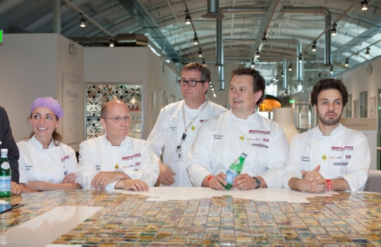 Galleria fotografica






I dolci di Luca Montersino e Gianluca Esposito


















Grana Padano








Luca Montersino, goloso di salute








Ian D'Agata, in piedi, e Fabio Turchetti, protagonisti delle degustazioni








Fontalloro protagonista tra i vini


















Gianluca Esposito, ristorante Italia di Eataly Roma








Moreno Cedroni, Madonnina del Pescatore a Senigallia (Ancona)








Arcangelo Dandini, L'Arcangelo, Roma Prati








Ugo Alciati, Guido a Serralunga d'Alba (Cuneo)








Da sinistra: Ugo Alciati, Moreno Cedroni, Nicola Farinetti, Arcangelo Dandini, Luca Montersino e Gianluca Esposito. Nascosto, Massimo Sola








Alessandra Rotondi, Paolo Marchi, Helmuth Koecher


















Il vitello tonnato di Ugo Alciati








Il Baccalà con salsa di cardamomo, rosa e finocchio di Moreno Cedroni








Luca Montersino e Ugo Alciati








Il Pollo alla romana di Arcangelo Dandini








Moreno Cedroni








Acqua Panna e S.Pellegrino








Claudio Ceroni da Birra Moretti








Emanuele Scarello, Agli Amici, Godia (Udine)








Heinz Beck, La Pergola, Roma








Marianna Vitale, Sud, Quarto (Napoli)








Beck in posa





