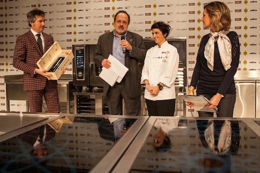 Galleria fotografica






Davide Oldani








Gennaro Esposito e Tonino Cannavacciuolo








Enrico Crippa, chef del Piazza Duomo di Alba, premiato Cuoco dell'anno da Paolo Bombardieri di Nino Negri. Con loro Tarsia Trevisan e Paolo Marchi





