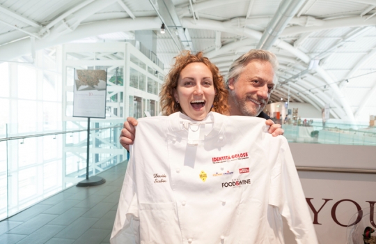 Galleria fotografica






I dolci di Luca Montersino e Gianluca Esposito


















Grana Padano








Luca Montersino, goloso di salute








Ian D'Agata, in piedi, e Fabio Turchetti, protagonisti delle degustazioni








Fontalloro protagonista tra i vini


















Gianluca Esposito, ristorante Italia di Eataly Roma








Moreno Cedroni, Madonnina del Pescatore a Senigallia (Ancona)








Arcangelo Dandini, L'Arcangelo, Roma Prati








Ugo Alciati, Guido a Serralunga d'Alba (Cuneo)








Da sinistra: Ugo Alciati, Moreno Cedroni, Nicola Farinetti, Arcangelo Dandini, Luca Montersino e Gianluca Esposito. Nascosto, Massimo Sola








Alessandra Rotondi, Paolo Marchi, Helmuth Koecher


















Il vitello tonnato di Ugo Alciati








Il Baccalà con salsa di cardamomo, rosa e finocchio di Moreno Cedroni








Luca Montersino e Ugo Alciati








Il Pollo alla romana di Arcangelo Dandini








Moreno Cedroni








Acqua Panna e S.Pellegrino








Claudio Ceroni da Birra Moretti








Emanuele Scarello, Agli Amici, Godia (Udine)








Heinz Beck, La Pergola, Roma








Marianna Vitale, Sud, Quarto (Napoli)








Beck in posa








Marianna Vitale, Heinz Beck, Massimo Sola, Emanuele Scarello e Gianluca Esposito








Alessandra Rotondi, Paolo Marchi, Helmut Koecher, Claudio Ceroni








Marianna Vitale...








... e la sua Cheese cake di baccalà profumato al finocchietto con ceci, pomodori confit e buccia di limone








Il Pollo, patate, limone e caffè di Emanuele Scarello













Il Tonno grigliato con gelatina di vitello alle erbe di Heinz Beck








Birra Moretti








In primo piano, Cinzia Benzi di Magenta Bureau








Nicola Trabucchi e il Falerno








Helmuth Köcher


















Francesco Apreda, Imago dell'Hotel Hassler, Roma





