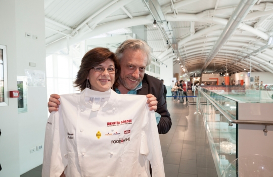 Galleria fotografica






I dolci di Luca Montersino e Gianluca Esposito


















Grana Padano








Luca Montersino, goloso di salute








Ian D'Agata, in piedi, e Fabio Turchetti, protagonisti delle degustazioni








Fontalloro protagonista tra i vini


















Gianluca Esposito, ristorante Italia di Eataly Roma








Moreno Cedroni, Madonnina del Pescatore a Senigallia (Ancona)








Arcangelo Dandini, L'Arcangelo, Roma Prati








Ugo Alciati, Guido a Serralunga d'Alba (Cuneo)








Da sinistra: Ugo Alciati, Moreno Cedroni, Nicola Farinetti, Arcangelo Dandini, Luca Montersino e Gianluca Esposito. Nascosto, Massimo Sola








Alessandra Rotondi, Paolo Marchi, Helmuth Koecher


















Il vitello tonnato di Ugo Alciati








Il Baccalà con salsa di cardamomo, rosa e finocchio di Moreno Cedroni








Luca Montersino e Ugo Alciati








Il Pollo alla romana di Arcangelo Dandini








Moreno Cedroni








Acqua Panna e S.Pellegrino








Claudio Ceroni da Birra Moretti








Emanuele Scarello, Agli Amici, Godia (Udine)








Heinz Beck, La Pergola, Roma








Marianna Vitale, Sud, Quarto (Napoli)








Beck in posa








Marianna Vitale, Heinz Beck, Massimo Sola, Emanuele Scarello e Gianluca Esposito








Alessandra Rotondi, Paolo Marchi, Helmut Koecher, Claudio Ceroni








Marianna Vitale...








... e la sua Cheese cake di baccalà profumato al finocchietto con ceci, pomodori confit e buccia di limone








Il Pollo, patate, limone e caffè di Emanuele Scarello













Il Tonno grigliato con gelatina di vitello alle erbe di Heinz Beck








Birra Moretti








In primo piano, Cinzia Benzi di Magenta Bureau








Nicola Trabucchi e il Falerno








Helmuth Köcher


















Francesco Apreda, Imago dell'Hotel Hassler, Roma








Elisa Pella di Magenta Bureau e Davide Scabin, Combal.zero, Rivoli (Torino)





