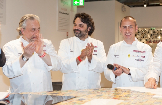 Galleria fotografica






I dolci di Luca Montersino e Gianluca Esposito


















Grana Padano








Luca Montersino, goloso di salute








Ian D'Agata, in piedi, e Fabio Turchetti, protagonisti delle degustazioni








Fontalloro protagonista tra i vini


















Gianluca Esposito, ristorante Italia di Eataly Roma








Moreno Cedroni, Madonnina del Pescatore a Senigallia (Ancona)








Arcangelo Dandini, L'Arcangelo, Roma Prati








Ugo Alciati, Guido a Serralunga d'Alba (Cuneo)








Da sinistra: Ugo Alciati, Moreno Cedroni, Nicola Farinetti, Arcangelo Dandini, Luca Montersino e Gianluca Esposito. Nascosto, Massimo Sola








Alessandra Rotondi, Paolo Marchi, Helmuth Koecher


















Il vitello tonnato di Ugo Alciati








Il Baccalà con salsa di cardamomo, rosa e finocchio di Moreno Cedroni








Luca Montersino e Ugo Alciati








Il Pollo alla romana di Arcangelo Dandini








Moreno Cedroni








Acqua Panna e S.Pellegrino








Claudio Ceroni da Birra Moretti








Emanuele Scarello, Agli Amici, Godia (Udine)








Heinz Beck, La Pergola, Roma








Marianna Vitale, Sud, Quarto (Napoli)








Beck in posa








Marianna Vitale, Heinz Beck, Massimo Sola, Emanuele Scarello e Gianluca Esposito








Alessandra Rotondi, Paolo Marchi, Helmut Koecher, Claudio Ceroni








Marianna Vitale...








... e la sua Cheese cake di baccalà profumato al finocchietto con ceci, pomodori confit e buccia di limone








Il Pollo, patate, limone e caffè di Emanuele Scarello













Il Tonno grigliato con gelatina di vitello alle erbe di Heinz Beck








Birra Moretti








In primo piano, Cinzia Benzi di Magenta Bureau








Nicola Trabucchi e il Falerno








Helmuth Köcher


















Francesco Apreda, Imago dell'Hotel Hassler, Roma








Elisa Pella di Magenta Bureau e Davide Scabin, Combal.zero, Rivoli (Torino)








Scabin con Daria Abbondi di Magenta Bureau








Il Cous cous al curry indiano, abbacchio alla brace inversa e fluido di pasta al pomodoro di Francesco Apreda








Davide Scabin















