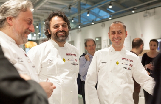 Galleria fotografica






I dolci di Luca Montersino e Gianluca Esposito


















Grana Padano








Luca Montersino, goloso di salute








Ian D'Agata, in piedi, e Fabio Turchetti, protagonisti delle degustazioni








Fontalloro protagonista tra i vini


















Gianluca Esposito, ristorante Italia di Eataly Roma








Moreno Cedroni, Madonnina del Pescatore a Senigallia (Ancona)








Arcangelo Dandini, L'Arcangelo, Roma Prati








Ugo Alciati, Guido a Serralunga d'Alba (Cuneo)








Da sinistra: Ugo Alciati, Moreno Cedroni, Nicola Farinetti, Arcangelo Dandini, Luca Montersino e Gianluca Esposito. Nascosto, Massimo Sola








Alessandra Rotondi, Paolo Marchi, Helmuth Koecher


















Il vitello tonnato di Ugo Alciati








Il Baccalà con salsa di cardamomo, rosa e finocchio di Moreno Cedroni








Luca Montersino e Ugo Alciati








Il Pollo alla romana di Arcangelo Dandini








Moreno Cedroni








Acqua Panna e S.Pellegrino








Claudio Ceroni da Birra Moretti








Emanuele Scarello, Agli Amici, Godia (Udine)








Heinz Beck, La Pergola, Roma








Marianna Vitale, Sud, Quarto (Napoli)








Beck in posa








Marianna Vitale, Heinz Beck, Massimo Sola, Emanuele Scarello e Gianluca Esposito








Alessandra Rotondi, Paolo Marchi, Helmut Koecher, Claudio Ceroni








Marianna Vitale...








... e la sua Cheese cake di baccalà profumato al finocchietto con ceci, pomodori confit e buccia di limone








Il Pollo, patate, limone e caffè di Emanuele Scarello













Il Tonno grigliato con gelatina di vitello alle erbe di Heinz Beck








Birra Moretti








In primo piano, Cinzia Benzi di Magenta Bureau








Nicola Trabucchi e il Falerno








Helmuth Köcher


















Francesco Apreda, Imago dell'Hotel Hassler, Roma








Elisa Pella di Magenta Bureau e Davide Scabin, Combal.zero, Rivoli (Torino)








Scabin con Daria Abbondi di Magenta Bureau








Il Cous cous al curry indiano, abbacchio alla brace inversa e fluido di pasta al pomodoro di Francesco Apreda








Davide Scabin


















Davide Scabin, Marco Stabile e Francesco Apreda










