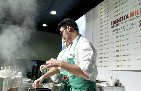 Galleria fotografica






Attovagliati a Identità di Sala, Mariella Cedroni e Massimo Bottura








Renato Bosco








Seconda edizione di Identità di Pizza








Lello Ravagnan da Chirignago








Beppe Palmieri, glocal di sala













Rossella Gardini, Gianluca Biscalchin, Roberta Schira e Paolo Marchi








Rossella Gardini








Gianluca Biscalchin, Gianluca Fusto e Carla Icardi








Sotto i cioccolatini, Cristina Viggè








Gianluca Biscalchin, presentatore di Identità Libri








Camilla Baresani, Viviana Varese e Fiorenza Auriemma








Sandra Ciciriello, passione ittica








Camilla Baresani, Licia Granello e Maida Mercuri








Gianluca Biscalchin e Andrea Vitali








Francesco Apreda








Francescon Apreda e Antonio Paolini








Paolo Marchi presenta la sua ultima fatica editoriale








Il team di Guido Tommasi, presente con due titoli: Pan'Ino e Cucina di Roma e del Lazio








Leonardo Romanelli








 Cinzia Benzi, musa del Sauternes con Laura Di Cosimo








Simone Salvini e Marco Bianchi








Matteo Baronetto, 18 anni di pasta da Cracco 








Roberto Petza: la pasta e la Sardegna








Assaggi everywhere








Domenico Della Salandra, colonna in cucina








Fran Rizzuti, pasta lucana








Christian Milone, democrazia della pasta








Eleonora Cozzella tira le fila della giornata della pasta. A destra, Anthony Genovese








Davide Scabin, lasagne spaziali








Riccardo Felicetti e Alessandro Gilmozzi





