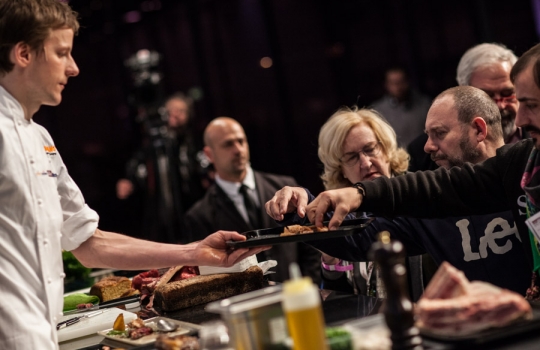 Galleria fotograficaAssalto a Kobe DesramaultsEmilie Rey ed Eric Pras: coppia dolce"Percorsi" di Gianluca Fusto: doppia presentazione del libro, doppi applausiThe Fat Duck Trio: 5 anni dopo Heston Blumenthal, il ristorante di Bray torna sul palco milanese con James Petrie, Jonny Lake e Hideko KawaHeinz Beck e il suo braccio armato dolce Giuseppe AmatoMassimiliano Alajmo: J come PjizzaFabio Barbaglini, Ezio Santin e Massimiliano Alajmo: dietro al maestroI fratelli Castanho: l'Amazzonia di Belem&nbsp;Rafa Pe&ntilde;a e il suo aiutante: giovent&ugrave; catalanaFrancesca Barberini, Andrea Petrini, Bertrand Gr&eacute;baut e Theo DanyAngel Leon, il pesce alle Colonne d'ErcoleGiulia Corradetti, Magnus Nilsson e Lisa MarchesiRyan Clift: il cocktail-pairingCarlo Cracco e Matteo Baronetto: le basi dell'acidoOscar Farinetti e Clement VachonMassimo Bottura. Sullo sfondo, Davide Di Fabio&nbsp;Il giubilo di Dominique PersooneDavide Scabin e il suo secondo Giuseppe RambaldiTonino Cannavacciuolo e Gennaro Esposito