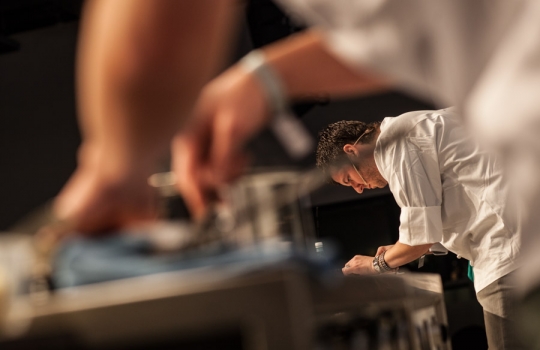 Galleria fotograficaAssalto a Kobe DesramaultsEmilie Rey ed Eric Pras: coppia dolce"Percorsi" di Gianluca Fusto: doppia presentazione del libro, doppi applausiThe Fat Duck Trio: 5 anni dopo Heston Blumenthal, il ristorante di Bray torna sul palco milanese con James Petrie, Jonny Lake e Hideko KawaHeinz Beck e il suo braccio armato dolce Giuseppe AmatoMassimiliano Alajmo: J come PjizzaFabio Barbaglini, Ezio Santin e Massimiliano Alajmo: dietro al maestroI fratelli Castanho: l'Amazzonia di Belem&nbsp;Rafa Pe&ntilde;a e il suo aiutante: giovent&ugrave; catalanaFrancesca Barberini, Andrea Petrini, Bertrand Gr&eacute;baut e Theo DanyAngel Leon, il pesce alle Colonne d'ErcoleGiulia Corradetti, Magnus Nilsson e Lisa MarchesiRyan Clift: il cocktail-pairingCarlo Cracco e Matteo Baronetto: le basi dell'acidoOscar Farinetti e Clement VachonMassimo Bottura. Sullo sfondo, Davide Di Fabio&nbsp;Il giubilo di Dominique PersooneDavide Scabin e il suo secondo Giuseppe RambaldiTonino Cannavacciuolo e Gennaro EspositoPieter Lonneville