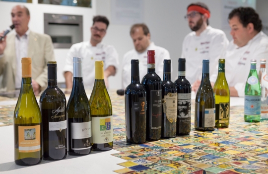 Galleria fotografica






I dolci di Luca Montersino e Gianluca Esposito


















Grana Padano








Luca Montersino, goloso di salute








Ian D'Agata, in piedi, e Fabio Turchetti, protagonisti delle degustazioni








Fontalloro protagonista tra i vini


















Gianluca Esposito, ristorante Italia di Eataly Roma








Moreno Cedroni, Madonnina del Pescatore a Senigallia (Ancona)








Arcangelo Dandini, L'Arcangelo, Roma Prati








Ugo Alciati, Guido a Serralunga d'Alba (Cuneo)








Da sinistra: Ugo Alciati, Moreno Cedroni, Nicola Farinetti, Arcangelo Dandini, Luca Montersino e Gianluca Esposito. Nascosto, Massimo Sola








Alessandra Rotondi, Paolo Marchi, Helmuth Koecher


















Il vitello tonnato di Ugo Alciati








Il Baccalà con salsa di cardamomo, rosa e finocchio di Moreno Cedroni








Luca Montersino e Ugo Alciati








Il Pollo alla romana di Arcangelo Dandini








Moreno Cedroni








Acqua Panna e S.Pellegrino








Claudio Ceroni da Birra Moretti








Emanuele Scarello, Agli Amici, Godia (Udine)








Heinz Beck, La Pergola, Roma








Marianna Vitale, Sud, Quarto (Napoli)








Beck in posa








Marianna Vitale, Heinz Beck, Massimo Sola, Emanuele Scarello e Gianluca Esposito








Alessandra Rotondi, Paolo Marchi, Helmut Koecher, Claudio Ceroni








Marianna Vitale...








... e la sua Cheese cake di baccalà profumato al finocchietto con ceci, pomodori confit e buccia di limone








Il Pollo, patate, limone e caffè di Emanuele Scarello













Il Tonno grigliato con gelatina di vitello alle erbe di Heinz Beck








Birra Moretti








In primo piano, Cinzia Benzi di Magenta Bureau








Nicola Trabucchi e il Falerno








Helmuth Köcher


















Francesco Apreda, Imago dell'Hotel Hassler, Roma








Elisa Pella di Magenta Bureau e Davide Scabin, Combal.zero, Rivoli (Torino)








Scabin con Daria Abbondi di Magenta Bureau








Il Cous cous al curry indiano, abbacchio alla brace inversa e fluido di pasta al pomodoro di Francesco Apreda








Davide Scabin


















Davide Scabin, Marco Stabile e Francesco Apreda























Gli Gnocchi alla romanara di Davide Scabin








Il Vitello Palamitè di Marco Stabile








Manuel e Christian Costardi, Cinzia di Vercelli








Cristina Bowerman, Glass Hostaria, Roma








Alice Delcourt, Erba Brusca, Milano








Il Polletto Borgogna di Cristina Bowerman








Il Cous Cous primavera con cipolle bruciate, formaggio di capra, pistacchi e menta di Alice Delcourt













Da sinistra, Claudio Ceroni, Christian e Manuel Costardi, Cristina Bowerman, Alice Delcourt













In primo piano, Claudia Orlandi di Magenta Bureau








Il Risotto alla carbonara dei Costardi













Luciano Monosilio, Pipero al Rex, Roma








Marco Stabile, Ora d'Aria, Firenze













Fabrizio Ferrari, Al Porticciolo 84, Lecco








Alessandro Roscioli, Roscioli, Roma








Hadj Hassen Nabil, Roscioli, Roma








Alessandro Roscioli, Luciano Monosilio, Hadj Hassen Nabil: i 3 carbonari








Gennaro Esposito, La Torre del Saracino, Vico Equense (Napoli)








Baccalà con le sue trippe, zuppetta di fagioli di Controne e broccoli “foglia d’olivo” di Gennaro Esposito








Il Cous cous del pescatore di Fabrizio Ferrari








Luciano Monosilio, Alessandro Roscioli, Fabrizio Ferrari, Gennaro Esposito, Massimo Sola





