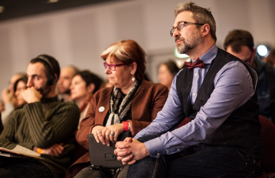 Galleria fotograficaAssalto a Kobe DesramaultsEmilie Rey ed Eric Pras: coppia dolce"Percorsi" di Gianluca Fusto: doppia presentazione del libro, doppi applausiThe Fat Duck Trio: 5 anni dopo Heston Blumenthal, il ristorante di Bray torna sul palco milanese con James Petrie, Jonny Lake e Hideko KawaHeinz Beck e il suo braccio armato dolce Giuseppe AmatoMassimiliano Alajmo: J come PjizzaFabio Barbaglini, Ezio Santin e Massimiliano Alajmo: dietro al maestroI fratelli Castanho: l'Amazzonia di Belem&nbsp;Rafa Pe&ntilde;a e il suo aiutante: giovent&ugrave; catalanaFrancesca Barberini, Andrea Petrini, Bertrand Gr&eacute;baut e Theo DanyAngel Leon, il pesce alle Colonne d'ErcoleGiulia Corradetti, Magnus Nilsson e Lisa MarchesiRyan Clift: il cocktail-pairingCarlo Cracco e Matteo Baronetto: le basi dell'acidoOscar Farinetti e Clement VachonMassimo Bottura. Sullo sfondo, Davide Di Fabio&nbsp;Il giubilo di Dominique PersooneDavide Scabin e il suo secondo Giuseppe RambaldiTonino Cannavacciuolo e Gennaro EspositoPieter LonnevilleNella selva di arti, Gert De MangeleerGianluca Fusto, spettatore del Dossier Dessert