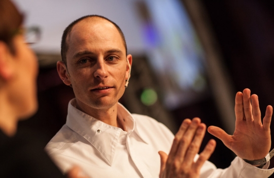 Galleria fotograficaAssalto a Kobe DesramaultsEmilie Rey ed Eric Pras: coppia dolce"Percorsi" di Gianluca Fusto: doppia presentazione del libro, doppi applausiThe Fat Duck Trio: 5 anni dopo Heston Blumenthal, il ristorante di Bray torna sul palco milanese con James Petrie, Jonny Lake e Hideko KawaHeinz Beck e il suo braccio armato dolce Giuseppe AmatoMassimiliano Alajmo: J come PjizzaFabio Barbaglini, Ezio Santin e Massimiliano Alajmo: dietro al maestroI fratelli Castanho: l'Amazzonia di Belem&nbsp;Rafa Pe&ntilde;a e il suo aiutante: giovent&ugrave; catalanaFrancesca Barberini, Andrea Petrini, Bertrand Gr&eacute;baut e Theo DanyAngel Leon, il pesce alle Colonne d'ErcoleGiulia Corradetti, Magnus Nilsson e Lisa MarchesiRyan Clift: il cocktail-pairingCarlo Cracco e Matteo Baronetto: le basi dell'acidoOscar Farinetti e Clement VachonMassimo Bottura. Sullo sfondo, Davide Di Fabio&nbsp;Il giubilo di Dominique PersooneDavide Scabin e il suo secondo Giuseppe RambaldiTonino Cannavacciuolo e Gennaro EspositoPieter LonnevilleNella selva di arti, Gert De MangeleerGianluca Fusto, spettatore del Dossier DessertIrina Freguia e Ivan Crispo