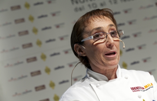 Galleria fotografica






Attovagliati a Identità di Sala, Mariella Cedroni e Massimo Bottura








Renato Bosco








Seconda edizione di Identità di Pizza








Lello Ravagnan da Chirignago








Beppe Palmieri, glocal di sala













Rossella Gardini, Gianluca Biscalchin, Roberta Schira e Paolo Marchi








Rossella Gardini








Gianluca Biscalchin, Gianluca Fusto e Carla Icardi








Sotto i cioccolatini, Cristina Viggè








Gianluca Biscalchin, presentatore di Identità Libri








Camilla Baresani, Viviana Varese e Fiorenza Auriemma








Sandra Ciciriello, passione ittica








Camilla Baresani, Licia Granello e Maida Mercuri








Gianluca Biscalchin e Andrea Vitali








Francesco Apreda








Francescon Apreda e Antonio Paolini








Paolo Marchi presenta la sua ultima fatica editoriale








Il team di Guido Tommasi, presente con due titoli: Pan'Ino e Cucina di Roma e del Lazio








Leonardo Romanelli








 Cinzia Benzi, musa del Sauternes con Laura Di Cosimo








Simone Salvini e Marco Bianchi








Matteo Baronetto, 18 anni di pasta da Cracco 








Roberto Petza: la pasta e la Sardegna








Assaggi everywhere








Domenico Della Salandra, colonna in cucina








Fran Rizzuti, pasta lucana








Christian Milone, democrazia della pasta








Eleonora Cozzella tira le fila della giornata della pasta. A destra, Anthony Genovese








Davide Scabin, lasagne spaziali








Riccardo Felicetti e Alessandro Gilmozzi








Luciano Monosilio: carbonaro fino al midollo








Simone Salvini e Lisa Casali








Luigi Taglienti: c'è dell'aglio nell'acqua di cottura








Virgilio Martinez e l'ombra di Federico De Cesare Viola, presentatore dalla sala a Identità Naturali








Lisa Casali, presentatrice di Identità Naturali





