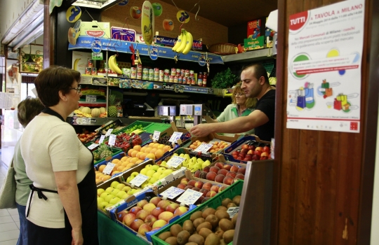 Galleria fotografica






L'assessore comunale Franco D'Alfonso, il curatore di Identità Golose Paolo Marchi, Viviana Varese di Alice e Alfredo Zini di Confcommercio e dei Ristoratori milanesi








Cristina Aromando, Aromando Bistrot, mercato Fusina








Mercato Ferrara: Massimo Masuelli dell’omonima trattoria storica di viale Umbria








Maurizio Di Prima di Nassa Osteria, mercato Rombon








 Mercato Morsenchio, Tronconi e Traversone, Trattoria del Nuovo Macello e Cucina dei Frigoriferi Milanesi








Giuseppe Zen, Mangiari di strada


















La Lanzarda di Maurizio Di Prima, chef di Nassa Osteria, sabato al mercato Rombon








Riccardo Orfino di Ladybu con Pedol, storico pescivendolo di Wagner















