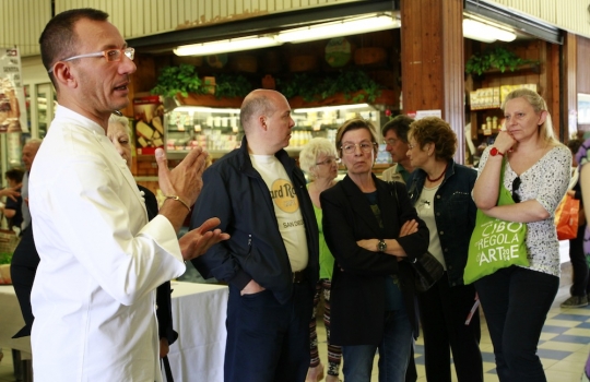 Galleria fotografica






L'assessore comunale Franco D'Alfonso, il curatore di Identità Golose Paolo Marchi, Viviana Varese di Alice e Alfredo Zini di Confcommercio e dei Ristoratori milanesi








Cristina Aromando, Aromando Bistrot, mercato Fusina





