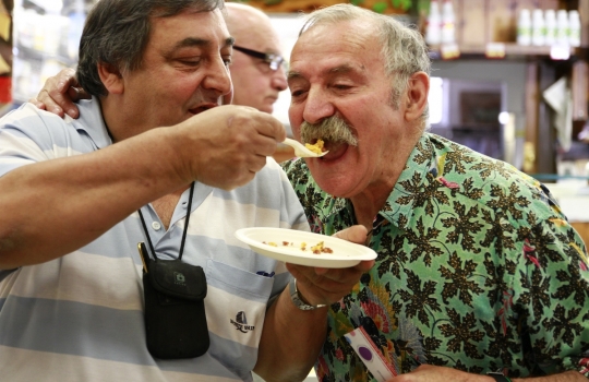 Galleria fotografica






L'assessore comunale Franco D'Alfonso, il curatore di Identità Golose Paolo Marchi, Viviana Varese di Alice e Alfredo Zini di Confcommercio e dei Ristoratori milanesi








Cristina Aromando, Aromando Bistrot, mercato Fusina








Mercato Ferrara: Massimo Masuelli dell’omonima trattoria storica di viale Umbria








Maurizio Di Prima di Nassa Osteria, mercato Rombon








 Mercato Morsenchio, Tronconi e Traversone, Trattoria del Nuovo Macello e Cucina dei Frigoriferi Milanesi








Giuseppe Zen, Mangiari di strada


















La Lanzarda di Maurizio Di Prima, chef di Nassa Osteria, sabato al mercato Rombon








Riccardo Orfino di Ladybu con Pedol, storico pescivendolo di Wagner




















