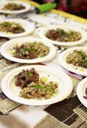 Galleria fotografica






L'assessore comunale Franco D'Alfonso, il curatore di Identità Golose Paolo Marchi, Viviana Varese di Alice e Alfredo Zini di Confcommercio e dei Ristoratori milanesi








Viviana Varese, ristorante Alice, al mercato Zara








Cristina Aromando, Aromando Bistrot, mercato Fusina








Mercato Ferrara: Massimo Masuelli dell’omonima trattoria storica di viale Umbria








Maurizio Di Prima di Nassa Osteria, mercato Rombon








 Mercato Morsenchio, Tronconi e Traversone, Trattoria del Nuovo Macello e Cucina dei Frigoriferi Milanesi








Giuseppe Zen, Mangiari di strada


















La Lanzarda di Maurizio Di Prima, chef di Nassa Osteria, sabato al mercato Rombon








Riccardo Orfino di Ladybu con Pedol, storico pescivendolo di Wagner



































