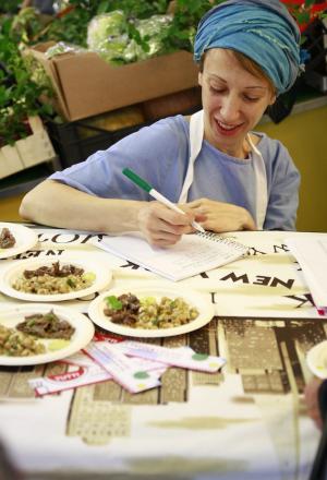 Galleria fotografica






L'assessore comunale Franco D'Alfonso, il curatore di Identità Golose Paolo Marchi, Viviana Varese di Alice e Alfredo Zini di Confcommercio e dei Ristoratori milanesi








Viviana Varese, ristorante Alice, al mercato Zara








Cristina Aromando, Aromando Bistrot, mercato Fusina








Mercato Ferrara: Massimo Masuelli dell’omonima trattoria storica di viale Umbria








Maurizio Di Prima di Nassa Osteria, mercato Rombon








 Mercato Morsenchio, Tronconi e Traversone, Trattoria del Nuovo Macello e Cucina dei Frigoriferi Milanesi








Giuseppe Zen, Mangiari di strada


















La Lanzarda di Maurizio Di Prima, chef di Nassa Osteria, sabato al mercato Rombon








Riccardo Orfino di Ladybu con Pedol, storico pescivendolo di Wagner








































