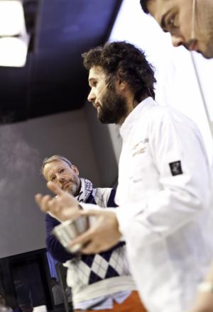 Galleria fotograficaDa sinistra, Massimiliano Alajmo delle Calandre di Rubano (Padova), Corrado Assenza&nbsp;del Caff&egrave; Sicilia di Noto (Siracusa) e Aimo Moroni del Luogo di Aimo e Nadia a MilanoUn sorridente Moreno Cedroni, cuoco della Madonnina del Pescatore di Senigallia (Ancona)A sinistra Paolo Marchi, a destra Claudio Ceroni. I due vertici di Identit&agrave; GoloseRoberto Restelli, a lungo curatore dell'edizione italiana della Guida MichelinLuciana Bianchi, giornalista italo-brasilianaGiuliano Baldessari, sous chef delle Calandre di Rubano,&nbsp;Padova; Alfredo Pratolongo, direttore comunicazione e affari istituzionali Heineken Italia e Paolo MarchiRodrigo Oliveira, cuoco paulista del Mocot&ograve;Pausa caff&egrave; allo spazio Lavazza