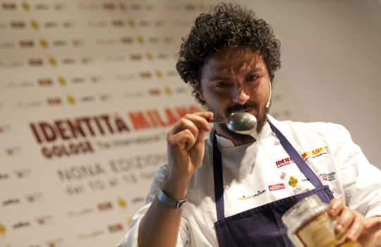 Galleria fotografica






Attovagliati a Identità di Sala, Mariella Cedroni e Massimo Bottura








Renato Bosco








Seconda edizione di Identità di Pizza








Lello Ravagnan da Chirignago








Beppe Palmieri, glocal di sala













Rossella Gardini, Gianluca Biscalchin, Roberta Schira e Paolo Marchi








Rossella Gardini








Gianluca Biscalchin, Gianluca Fusto e Carla Icardi








Sotto i cioccolatini, Cristina Viggè








Gianluca Biscalchin, presentatore di Identità Libri








Camilla Baresani, Viviana Varese e Fiorenza Auriemma








Sandra Ciciriello, passione ittica








Camilla Baresani, Licia Granello e Maida Mercuri








Gianluca Biscalchin e Andrea Vitali








Francesco Apreda








Francescon Apreda e Antonio Paolini








Paolo Marchi presenta la sua ultima fatica editoriale








Il team di Guido Tommasi, presente con due titoli: Pan'Ino e Cucina di Roma e del Lazio








Leonardo Romanelli








 Cinzia Benzi, musa del Sauternes con Laura Di Cosimo








Simone Salvini e Marco Bianchi








Matteo Baronetto, 18 anni di pasta da Cracco 








Roberto Petza: la pasta e la Sardegna








Assaggi everywhere








Domenico Della Salandra, colonna in cucina








Fran Rizzuti, pasta lucana








Christian Milone, democrazia della pasta








Eleonora Cozzella tira le fila della giornata della pasta. A destra, Anthony Genovese








Davide Scabin, lasagne spaziali








Riccardo Felicetti e Alessandro Gilmozzi








Luciano Monosilio: carbonaro fino al midollo








Simone Salvini e Lisa Casali








Luigi Taglienti: c'è dell'aglio nell'acqua di cottura








Virgilio Martinez e l'ombra di Federico De Cesare Viola, presentatore dalla sala a Identità Naturali








Lisa Casali, presentatrice di Identità Naturali








Marta Grassi, il tempo delle mele








Nicola Portinari e Lisa Casali





