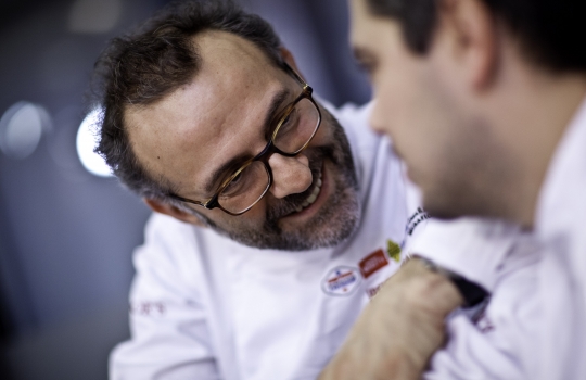 Galleria fotograficaDa sinistra, Massimiliano Alajmo delle Calandre di Rubano (Padova), Corrado Assenza&nbsp;del Caff&egrave; Sicilia di Noto (Siracusa) e Aimo Moroni del Luogo di Aimo e Nadia a MilanoUn sorridente Moreno Cedroni, cuoco della Madonnina del Pescatore di Senigallia (Ancona)A sinistra Paolo Marchi, a destra Claudio Ceroni. I due vertici di Identit&agrave; GoloseRoberto Restelli, a lungo curatore dell'edizione italiana della Guida MichelinLuciana Bianchi, giornalista italo-brasilianaGiuliano Baldessari, sous chef delle Calandre di Rubano,&nbsp;Padova; Alfredo Pratolongo, direttore comunicazione e affari istituzionali Heineken Italia e Paolo MarchiRodrigo Oliveira, cuoco paulista del Mocot&ograve;Pausa caff&egrave; allo spazio LavazzaDa sinistra, il giornalista Stefano Vegliani, il cuoco Carlo Cracco e il suop sous chef Matteo Baronetto