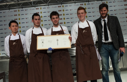 Galleria fotograficaAssalto a Kobe DesramaultsEmilie Rey ed Eric Pras: coppia dolce"Percorsi" di Gianluca Fusto: doppia presentazione del libro, doppi applausiThe Fat Duck Trio: 5 anni dopo Heston Blumenthal, il ristorante di Bray torna sul palco milanese con James Petrie, Jonny Lake e Hideko KawaHeinz Beck e il suo braccio armato dolce Giuseppe AmatoMassimiliano Alajmo: J come PjizzaFabio Barbaglini, Ezio Santin e Massimiliano Alajmo: dietro al maestroI fratelli Castanho: l'Amazzonia di Belem&nbsp;Rafa Pe&ntilde;a e il suo aiutante: giovent&ugrave; catalanaFrancesca Barberini, Andrea Petrini, Bertrand Gr&eacute;baut e Theo DanyAngel Leon, il pesce alle Colonne d'ErcoleGiulia Corradetti, Magnus Nilsson e Lisa MarchesiRyan Clift: il cocktail-pairingCarlo Cracco e Matteo Baronetto: le basi dell'acidoOscar Farinetti e Clement VachonMassimo Bottura. Sullo sfondo, Davide Di Fabio&nbsp;Il giubilo di Dominique PersooneDavide Scabin e il suo secondo Giuseppe RambaldiTonino Cannavacciuolo e Gennaro EspositoPieter LonnevilleNella selva di arti, Gert De MangeleerGianluca Fusto, spettatore del Dossier DessertIrina Freguia e Ivan CrispoMaxime Meilleur: superlativo