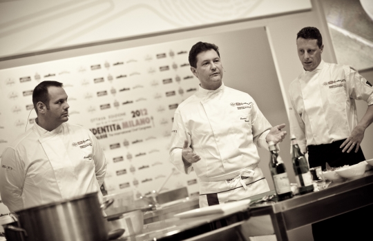 Galleria fotograficaDa sinistra, Massimiliano Alajmo delle Calandre di Rubano (Padova), Corrado Assenza&nbsp;del Caff&egrave; Sicilia di Noto (Siracusa) e Aimo Moroni del Luogo di Aimo e Nadia a MilanoUn sorridente Moreno Cedroni, cuoco della Madonnina del Pescatore di Senigallia (Ancona)A sinistra Paolo Marchi, a destra Claudio Ceroni. I due vertici di Identit&agrave; GoloseRoberto Restelli, a lungo curatore dell'edizione italiana della Guida MichelinLuciana Bianchi, giornalista italo-brasilianaGiuliano Baldessari, sous chef delle Calandre di Rubano,&nbsp;Padova; Alfredo Pratolongo, direttore comunicazione e affari istituzionali Heineken Italia e Paolo MarchiRodrigo Oliveira, cuoco paulista del Mocot&ograve;Pausa caff&egrave; allo spazio LavazzaDa sinistra, il giornalista Stefano Vegliani, il cuoco Carlo Cracco e il suop sous chef Matteo BaronettoMassimo Bottura dell'Osteria Francescana di Modena e Matteo Baronetto del ristorante Cracco di MilanoIl giornalista Gabriele Zanatta con Riccardo Monco e Italo Bassi, chef dell'Enoteca Pinchiorri di Firenze