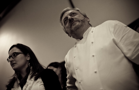 Galleria fotograficaDa sinistra, Massimiliano Alajmo delle Calandre di Rubano (Padova), Corrado Assenza&nbsp;del Caff&egrave; Sicilia di Noto (Siracusa) e Aimo Moroni del Luogo di Aimo e Nadia a MilanoUn sorridente Moreno Cedroni, cuoco della Madonnina del Pescatore di Senigallia (Ancona)A sinistra Paolo Marchi, a destra Claudio Ceroni. I due vertici di Identit&agrave; GoloseRoberto Restelli, a lungo curatore dell'edizione italiana della Guida MichelinLuciana Bianchi, giornalista italo-brasilianaGiuliano Baldessari, sous chef delle Calandre di Rubano,&nbsp;Padova; Alfredo Pratolongo, direttore comunicazione e affari istituzionali Heineken Italia e Paolo MarchiRodrigo Oliveira, cuoco paulista del Mocot&ograve;Pausa caff&egrave; allo spazio LavazzaDa sinistra, il giornalista Stefano Vegliani, il cuoco Carlo Cracco e il suop sous chef Matteo BaronettoMassimo Bottura dell'Osteria Francescana di Modena e Matteo Baronetto del ristorante Cracco di MilanoIl giornalista Gabriele Zanatta con Riccardo Monco e Italo Bassi, chef dell'Enoteca Pinchiorri di FirenzeRoberto ed Enrico (Bobo e Chicco) Cerea del ristorante Da Vittorio di Brusaporto (Bergamo)Alessandra Rotondi, sommelier romana di stanza a New YorkMatteo e Camilla Lunelli di Cantine Ferrari premiano i fratelli Cerea