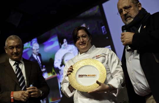 Galleria fotograficaDa sinistra, Massimiliano Alajmo delle Calandre di Rubano (Padova), Corrado Assenza&nbsp;del Caff&egrave; Sicilia di Noto (Siracusa) e Aimo Moroni del Luogo di Aimo e Nadia a MilanoUn sorridente Moreno Cedroni, cuoco della Madonnina del Pescatore di Senigallia (Ancona)A sinistra Paolo Marchi, a destra Claudio Ceroni. I due vertici di Identit&agrave; GoloseRoberto Restelli, a lungo curatore dell'edizione italiana della Guida MichelinLuciana Bianchi, giornalista italo-brasilianaGiuliano Baldessari, sous chef delle Calandre di Rubano,&nbsp;Padova; Alfredo Pratolongo, direttore comunicazione e affari istituzionali Heineken Italia e Paolo MarchiRodrigo Oliveira, cuoco paulista del Mocot&ograve;Pausa caff&egrave; allo spazio LavazzaDa sinistra, il giornalista Stefano Vegliani, il cuoco Carlo Cracco e il suop sous chef Matteo BaronettoMassimo Bottura dell'Osteria Francescana di Modena e Matteo Baronetto del ristorante Cracco di MilanoIl giornalista Gabriele Zanatta con Riccardo Monco e Italo Bassi, chef dell'Enoteca Pinchiorri di FirenzeRoberto ed Enrico (Bobo e Chicco) Cerea del ristorante Da Vittorio di Brusaporto (Bergamo)Alessandra Rotondi, sommelier romana di stanza a New YorkMatteo e Camilla Lunelli di Cantine Ferrari premiano i fratelli CereaGiulia Corradetti di Identit&agrave; Golose e Davide Scabin, chef del Combal.Zero di Rivoli, Torino