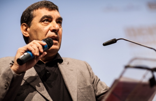 Galleria fotograficaAssalto a Kobe DesramaultsEmilie Rey ed Eric Pras: coppia dolce"Percorsi" di Gianluca Fusto: doppia presentazione del libro, doppi applausiThe Fat Duck Trio: 5 anni dopo Heston Blumenthal, il ristorante di Bray torna sul palco milanese con James Petrie, Jonny Lake e Hideko KawaHeinz Beck e il suo braccio armato dolce Giuseppe AmatoMassimiliano Alajmo: J come PjizzaFabio Barbaglini, Ezio Santin e Massimiliano Alajmo: dietro al maestroI fratelli Castanho: l'Amazzonia di Belem&nbsp;Rafa Pe&ntilde;a e il suo aiutante: giovent&ugrave; catalanaFrancesca Barberini, Andrea Petrini, Bertrand Gr&eacute;baut e Theo DanyAngel Leon, il pesce alle Colonne d'ErcoleGiulia Corradetti, Magnus Nilsson e Lisa MarchesiRyan Clift: il cocktail-pairingCarlo Cracco e Matteo Baronetto: le basi dell'acidoOscar Farinetti e Clement VachonMassimo Bottura. Sullo sfondo, Davide Di Fabio&nbsp;Il giubilo di Dominique PersooneDavide Scabin e il suo secondo Giuseppe RambaldiTonino Cannavacciuolo e Gennaro EspositoPieter LonnevilleNella selva di arti, Gert De MangeleerGianluca Fusto, spettatore del Dossier DessertIrina Freguia e Ivan CrispoMaxime Meilleur: superlativoLo squadrone del Coq di Lorenzo Cogo