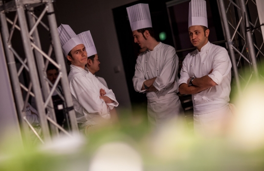 Galleria fotograficaAssalto a Kobe DesramaultsEmilie Rey ed Eric Pras: coppia dolce"Percorsi" di Gianluca Fusto: doppia presentazione del libro, doppi applausiThe Fat Duck Trio: 5 anni dopo Heston Blumenthal, il ristorante di Bray torna sul palco milanese con James Petrie, Jonny Lake e Hideko KawaHeinz Beck e il suo braccio armato dolce Giuseppe AmatoMassimiliano Alajmo: J come PjizzaFabio Barbaglini, Ezio Santin e Massimiliano Alajmo: dietro al maestroI fratelli Castanho: l'Amazzonia di Belem&nbsp;Rafa Pe&ntilde;a e il suo aiutante: giovent&ugrave; catalanaFrancesca Barberini, Andrea Petrini, Bertrand Gr&eacute;baut e Theo DanyAngel Leon, il pesce alle Colonne d'ErcoleGiulia Corradetti, Magnus Nilsson e Lisa MarchesiRyan Clift: il cocktail-pairingCarlo Cracco e Matteo Baronetto: le basi dell'acidoOscar Farinetti e Clement VachonMassimo Bottura. Sullo sfondo, Davide Di Fabio&nbsp;Il giubilo di Dominique PersooneDavide Scabin e il suo secondo Giuseppe RambaldiTonino Cannavacciuolo e Gennaro EspositoPieter LonnevilleNella selva di arti, Gert De MangeleerGianluca Fusto, spettatore del Dossier DessertIrina Freguia e Ivan CrispoMaxime Meilleur: superlativoLo squadrone del Coq di Lorenzo CogoClaudio Ceroni