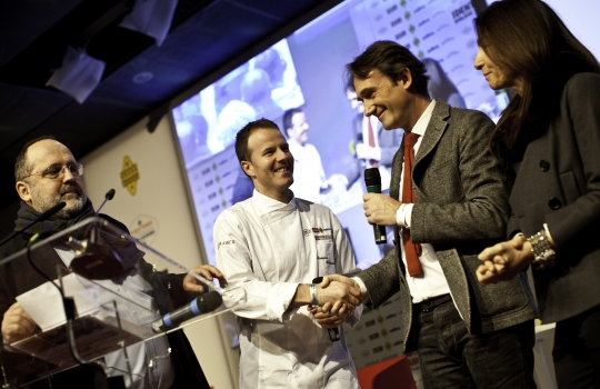 Galleria fotograficaDa sinistra, Massimiliano Alajmo delle Calandre di Rubano (Padova), Corrado Assenza&nbsp;del Caff&egrave; Sicilia di Noto (Siracusa) e Aimo Moroni del Luogo di Aimo e Nadia a MilanoUn sorridente Moreno Cedroni, cuoco della Madonnina del Pescatore di Senigallia (Ancona)A sinistra Paolo Marchi, a destra Claudio Ceroni. I due vertici di Identit&agrave; GoloseRoberto Restelli, a lungo curatore dell'edizione italiana della Guida MichelinLuciana Bianchi, giornalista italo-brasilianaGiuliano Baldessari, sous chef delle Calandre di Rubano,&nbsp;Padova; Alfredo Pratolongo, direttore comunicazione e affari istituzionali Heineken Italia e Paolo MarchiRodrigo Oliveira, cuoco paulista del Mocot&ograve;Pausa caff&egrave; allo spazio LavazzaDa sinistra, il giornalista Stefano Vegliani, il cuoco Carlo Cracco e il suop sous chef Matteo BaronettoMassimo Bottura dell'Osteria Francescana di Modena e Matteo Baronetto del ristorante Cracco di MilanoIl giornalista Gabriele Zanatta con Riccardo Monco e Italo Bassi, chef dell'Enoteca Pinchiorri di FirenzeRoberto ed Enrico (Bobo e Chicco) Cerea del ristorante Da Vittorio di Brusaporto (Bergamo)Alessandra Rotondi, sommelier romana di stanza a New YorkMatteo e Camilla Lunelli di Cantine Ferrari premiano i fratelli CereaGiulia Corradetti di Identit&agrave; Golose e Davide Scabin, chef del Combal.Zero di Rivoli, TorinoPremiati Oleifici Barbera premia Missy Robbins, cuoca americana di A Voce a New York. A destra, Paolo MarchiIl giornalista Andrea PetriniRosita Dassisti e Claudio Ceroni&nbsp;di Magenta BureauDi spalle, Marco Bolasco, direttore editoriale di Slow Food e Paolo Lopriore, cuoco del Canto di Siena