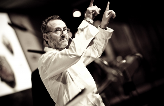 Galleria fotograficaDa sinistra, Massimiliano Alajmo delle Calandre di Rubano (Padova), Corrado Assenza&nbsp;del Caff&egrave; Sicilia di Noto (Siracusa) e Aimo Moroni del Luogo di Aimo e Nadia a MilanoUn sorridente Moreno Cedroni, cuoco della Madonnina del Pescatore di Senigallia (Ancona)A sinistra Paolo Marchi, a destra Claudio Ceroni. I due vertici di Identit&agrave; GoloseRoberto Restelli, a lungo curatore dell'edizione italiana della Guida MichelinLuciana Bianchi, giornalista italo-brasilianaGiuliano Baldessari, sous chef delle Calandre di Rubano,&nbsp;Padova; Alfredo Pratolongo, direttore comunicazione e affari istituzionali Heineken Italia e Paolo MarchiRodrigo Oliveira, cuoco paulista del Mocot&ograve;Pausa caff&egrave; allo spazio LavazzaDa sinistra, il giornalista Stefano Vegliani, il cuoco Carlo Cracco e il suop sous chef Matteo BaronettoMassimo Bottura dell'Osteria Francescana di Modena e Matteo Baronetto del ristorante Cracco di MilanoIl giornalista Gabriele Zanatta con Riccardo Monco e Italo Bassi, chef dell'Enoteca Pinchiorri di FirenzeRoberto ed Enrico (Bobo e Chicco) Cerea del ristorante Da Vittorio di Brusaporto (Bergamo)Alessandra Rotondi, sommelier romana di stanza a New YorkMatteo e Camilla Lunelli di Cantine Ferrari premiano i fratelli CereaGiulia Corradetti di Identit&agrave; Golose e Davide Scabin, chef del Combal.Zero di Rivoli, TorinoPremiati Oleifici Barbera premia Missy Robbins, cuoca americana di A Voce a New York. A destra, Paolo MarchiIl giornalista Andrea PetriniRosita Dassisti e Claudio Ceroni&nbsp;di Magenta BureauDi spalle, Marco Bolasco, direttore editoriale di Slow Food e Paolo Lopriore, cuoco del Canto di SienaChiara Quaglia e Piero Gabrieli di Molino Quaglia premiano il "pizzaiolo" Simone Padoan de I Tigli di San Bonifacio a Verona