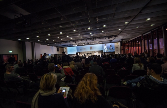 Galleria fotograficaAssalto a Kobe DesramaultsEmilie Rey ed Eric Pras: coppia dolce"Percorsi" di Gianluca Fusto: doppia presentazione del libro, doppi applausiThe Fat Duck Trio: 5 anni dopo Heston Blumenthal, il ristorante di Bray torna sul palco milanese con James Petrie, Jonny Lake e Hideko KawaHeinz Beck e il suo braccio armato dolce Giuseppe AmatoMassimiliano Alajmo: J come PjizzaFabio Barbaglini, Ezio Santin e Massimiliano Alajmo: dietro al maestroI fratelli Castanho: l'Amazzonia di Belem&nbsp;Rafa Pe&ntilde;a e il suo aiutante: giovent&ugrave; catalanaFrancesca Barberini, Andrea Petrini, Bertrand Gr&eacute;baut e Theo DanyAngel Leon, il pesce alle Colonne d'ErcoleGiulia Corradetti, Magnus Nilsson e Lisa MarchesiRyan Clift: il cocktail-pairingCarlo Cracco e Matteo Baronetto: le basi dell'acidoOscar Farinetti e Clement VachonMassimo Bottura. Sullo sfondo, Davide Di Fabio&nbsp;Il giubilo di Dominique PersooneDavide Scabin e il suo secondo Giuseppe RambaldiTonino Cannavacciuolo e Gennaro EspositoPieter LonnevilleNella selva di arti, Gert De MangeleerGianluca Fusto, spettatore del Dossier DessertIrina Freguia e Ivan CrispoMaxime Meilleur: superlativoLo squadrone del Coq di Lorenzo CogoClaudio CeroniA sinistra, si riconosce Giuliano BadessariDaniel Humm e Stefano VeglianiPietro Zito e Paolo Marchi: le genesi del rispetto