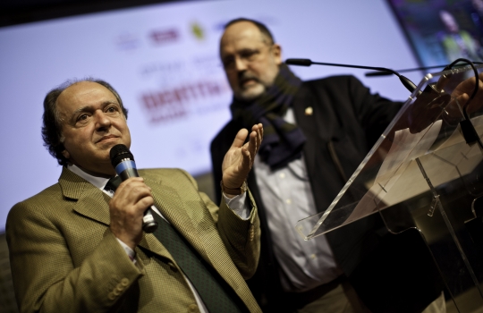 Galleria fotograficaDa sinistra, Massimiliano Alajmo delle Calandre di Rubano (Padova), Corrado Assenza&nbsp;del Caff&egrave; Sicilia di Noto (Siracusa) e Aimo Moroni del Luogo di Aimo e Nadia a MilanoUn sorridente Moreno Cedroni, cuoco della Madonnina del Pescatore di Senigallia (Ancona)A sinistra Paolo Marchi, a destra Claudio Ceroni. I due vertici di Identit&agrave; GoloseRoberto Restelli, a lungo curatore dell'edizione italiana della Guida MichelinLuciana Bianchi, giornalista italo-brasilianaGiuliano Baldessari, sous chef delle Calandre di Rubano,&nbsp;Padova; Alfredo Pratolongo, direttore comunicazione e affari istituzionali Heineken Italia e Paolo MarchiRodrigo Oliveira, cuoco paulista del Mocot&ograve;Pausa caff&egrave; allo spazio LavazzaDa sinistra, il giornalista Stefano Vegliani, il cuoco Carlo Cracco e il suop sous chef Matteo BaronettoMassimo Bottura dell'Osteria Francescana di Modena e Matteo Baronetto del ristorante Cracco di MilanoIl giornalista Gabriele Zanatta con Riccardo Monco e Italo Bassi, chef dell'Enoteca Pinchiorri di FirenzeRoberto ed Enrico (Bobo e Chicco) Cerea del ristorante Da Vittorio di Brusaporto (Bergamo)Alessandra Rotondi, sommelier romana di stanza a New YorkMatteo e Camilla Lunelli di Cantine Ferrari premiano i fratelli CereaGiulia Corradetti di Identit&agrave; Golose e Davide Scabin, chef del Combal.Zero di Rivoli, TorinoPremiati Oleifici Barbera premia Missy Robbins, cuoca americana di A Voce a New York. A destra, Paolo MarchiIl giornalista Andrea PetriniRosita Dassisti e Claudio Ceroni&nbsp;di Magenta BureauDi spalle, Marco Bolasco, direttore editoriale di Slow Food e Paolo Lopriore, cuoco del Canto di SienaChiara Quaglia e Piero Gabrieli di Molino Quaglia premiano il "pizzaiolo" Simone Padoan de I Tigli di San Bonifacio a VeronaMassimo Bottura, Osteria Francescana, Modena