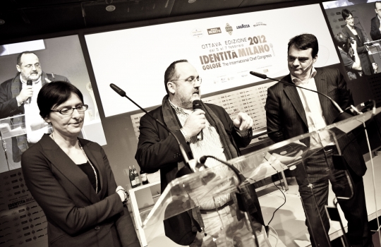 Galleria fotograficaDa sinistra, Massimiliano Alajmo delle Calandre di Rubano (Padova), Corrado Assenza&nbsp;del Caff&egrave; Sicilia di Noto (Siracusa) e Aimo Moroni del Luogo di Aimo e Nadia a MilanoUn sorridente Moreno Cedroni, cuoco della Madonnina del Pescatore di Senigallia (Ancona)A sinistra Paolo Marchi, a destra Claudio Ceroni. I due vertici di Identit&agrave; GoloseRoberto Restelli, a lungo curatore dell'edizione italiana della Guida MichelinLuciana Bianchi, giornalista italo-brasilianaGiuliano Baldessari, sous chef delle Calandre di Rubano,&nbsp;Padova; Alfredo Pratolongo, direttore comunicazione e affari istituzionali Heineken Italia e Paolo MarchiRodrigo Oliveira, cuoco paulista del Mocot&ograve;Pausa caff&egrave; allo spazio LavazzaDa sinistra, il giornalista Stefano Vegliani, il cuoco Carlo Cracco e il suop sous chef Matteo BaronettoMassimo Bottura dell'Osteria Francescana di Modena e Matteo Baronetto del ristorante Cracco di MilanoIl giornalista Gabriele Zanatta con Riccardo Monco e Italo Bassi, chef dell'Enoteca Pinchiorri di FirenzeRoberto ed Enrico (Bobo e Chicco) Cerea del ristorante Da Vittorio di Brusaporto (Bergamo)Alessandra Rotondi, sommelier romana di stanza a New YorkMatteo e Camilla Lunelli di Cantine Ferrari premiano i fratelli CereaGiulia Corradetti di Identit&agrave; Golose e Davide Scabin, chef del Combal.Zero di Rivoli, TorinoPremiati Oleifici Barbera premia Missy Robbins, cuoca americana di A Voce a New York. A destra, Paolo MarchiIl giornalista Andrea PetriniRosita Dassisti e Claudio Ceroni&nbsp;di Magenta BureauDi spalle, Marco Bolasco, direttore editoriale di Slow Food e Paolo Lopriore, cuoco del Canto di SienaChiara Quaglia e Piero Gabrieli di Molino Quaglia premiano il "pizzaiolo" Simone Padoan de I Tigli di San Bonifacio a VeronaMassimo Bottura, Osteria Francescana, ModenaEnzo Vizzari, direttore delle Guida ai Ristoranti Espresso e Paolo MarchiSulla sedia il pastaio Giovanni Assante, a terra il cuoco paulista Alex Atala con la sommelier Alessandra RotondiClaudio Ceroni e Paolo Marchi rendono omaggio ad Alessandra Piazzoni, colonna di Magenta Bureau