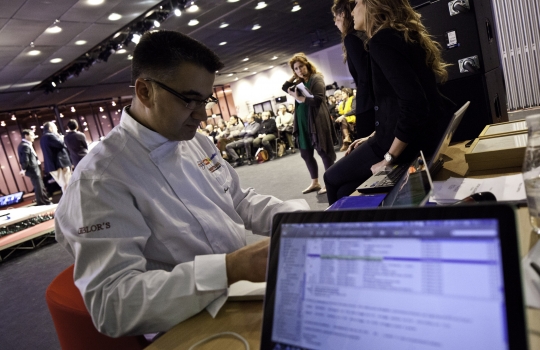 Galleria fotograficaDa sinistra, Massimiliano Alajmo delle Calandre di Rubano (Padova), Corrado Assenza&nbsp;del Caff&egrave; Sicilia di Noto (Siracusa) e Aimo Moroni del Luogo di Aimo e Nadia a MilanoUn sorridente Moreno Cedroni, cuoco della Madonnina del Pescatore di Senigallia (Ancona)A sinistra Paolo Marchi, a destra Claudio Ceroni. I due vertici di Identit&agrave; GoloseRoberto Restelli, a lungo curatore dell'edizione italiana della Guida MichelinLuciana Bianchi, giornalista italo-brasilianaGiuliano Baldessari, sous chef delle Calandre di Rubano,&nbsp;Padova; Alfredo Pratolongo, direttore comunicazione e affari istituzionali Heineken Italia e Paolo MarchiRodrigo Oliveira, cuoco paulista del Mocot&ograve;Pausa caff&egrave; allo spazio LavazzaDa sinistra, il giornalista Stefano Vegliani, il cuoco Carlo Cracco e il suop sous chef Matteo BaronettoMassimo Bottura dell'Osteria Francescana di Modena e Matteo Baronetto del ristorante Cracco di MilanoIl giornalista Gabriele Zanatta con Riccardo Monco e Italo Bassi, chef dell'Enoteca Pinchiorri di FirenzeRoberto ed Enrico (Bobo e Chicco) Cerea del ristorante Da Vittorio di Brusaporto (Bergamo)Alessandra Rotondi, sommelier romana di stanza a New YorkMatteo e Camilla Lunelli di Cantine Ferrari premiano i fratelli CereaGiulia Corradetti di Identit&agrave; Golose e Davide Scabin, chef del Combal.Zero di Rivoli, TorinoPremiati Oleifici Barbera premia Missy Robbins, cuoca americana di A Voce a New York. A destra, Paolo MarchiIl giornalista Andrea PetriniRosita Dassisti e Claudio Ceroni&nbsp;di Magenta BureauDi spalle, Marco Bolasco, direttore editoriale di Slow Food e Paolo Lopriore, cuoco del Canto di SienaChiara Quaglia e Piero Gabrieli di Molino Quaglia premiano il "pizzaiolo" Simone Padoan de I Tigli di San Bonifacio a VeronaMassimo Bottura, Osteria Francescana, ModenaEnzo Vizzari, direttore delle Guida ai Ristoranti Espresso e Paolo MarchiSulla sedia il pastaio Giovanni Assante, a terra il cuoco paulista Alex Atala con la sommelier Alessandra RotondiClaudio Ceroni e Paolo Marchi rendono omaggio ad Alessandra Piazzoni, colonna di Magenta BureauPaolo Marchi stretto tra la collega Livia Chiriotti e l'agronomo di Valhrona&nbsp;Jean-Fran&ccedil;ois Dargein