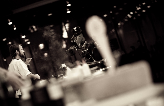 Galleria fotograficaDa sinistra, Massimiliano Alajmo delle Calandre di Rubano (Padova), Corrado Assenza&nbsp;del Caff&egrave; Sicilia di Noto (Siracusa) e Aimo Moroni del Luogo di Aimo e Nadia a MilanoUn sorridente Moreno Cedroni, cuoco della Madonnina del Pescatore di Senigallia (Ancona)A sinistra Paolo Marchi, a destra Claudio Ceroni. I due vertici di Identit&agrave; GoloseRoberto Restelli, a lungo curatore dell'edizione italiana della Guida MichelinLuciana Bianchi, giornalista italo-brasilianaGiuliano Baldessari, sous chef delle Calandre di Rubano,&nbsp;Padova; Alfredo Pratolongo, direttore comunicazione e affari istituzionali Heineken Italia e Paolo MarchiRodrigo Oliveira, cuoco paulista del Mocot&ograve;Pausa caff&egrave; allo spazio LavazzaDa sinistra, il giornalista Stefano Vegliani, il cuoco Carlo Cracco e il suop sous chef Matteo BaronettoMassimo Bottura dell'Osteria Francescana di Modena e Matteo Baronetto del ristorante Cracco di MilanoIl giornalista Gabriele Zanatta con Riccardo Monco e Italo Bassi, chef dell'Enoteca Pinchiorri di FirenzeRoberto ed Enrico (Bobo e Chicco) Cerea del ristorante Da Vittorio di Brusaporto (Bergamo)Alessandra Rotondi, sommelier romana di stanza a New YorkMatteo e Camilla Lunelli di Cantine Ferrari premiano i fratelli CereaGiulia Corradetti di Identit&agrave; Golose e Davide Scabin, chef del Combal.Zero di Rivoli, TorinoPremiati Oleifici Barbera premia Missy Robbins, cuoca americana di A Voce a New York. A destra, Paolo MarchiIl giornalista Andrea PetriniRosita Dassisti e Claudio Ceroni&nbsp;di Magenta BureauDi spalle, Marco Bolasco, direttore editoriale di Slow Food e Paolo Lopriore, cuoco del Canto di SienaChiara Quaglia e Piero Gabrieli di Molino Quaglia premiano il "pizzaiolo" Simone Padoan de I Tigli di San Bonifacio a VeronaMassimo Bottura, Osteria Francescana, ModenaEnzo Vizzari, direttore delle Guida ai Ristoranti Espresso e Paolo MarchiSulla sedia il pastaio Giovanni Assante, a terra il cuoco paulista Alex Atala con la sommelier Alessandra RotondiClaudio Ceroni e Paolo Marchi rendono omaggio ad Alessandra Piazzoni, colonna di Magenta BureauPaolo Marchi stretto tra la collega Livia Chiriotti e l'agronomo di Valhrona&nbsp;Jean-Fran&ccedil;ois DargeinFr&eacute;d&eacute;ric Bau,&nbsp;ma&icirc;tre p&acirc;tissier di Valhrona