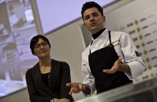 Galleria fotograficaDa sinistra, Massimiliano Alajmo delle Calandre di Rubano (Padova), Corrado Assenza&nbsp;del Caff&egrave; Sicilia di Noto (Siracusa) e Aimo Moroni del Luogo di Aimo e Nadia a MilanoUn sorridente Moreno Cedroni, cuoco della Madonnina del Pescatore di Senigallia (Ancona)A sinistra Paolo Marchi, a destra Claudio Ceroni. I due vertici di Identit&agrave; GoloseRoberto Restelli, a lungo curatore dell'edizione italiana della Guida MichelinLuciana Bianchi, giornalista italo-brasilianaGiuliano Baldessari, sous chef delle Calandre di Rubano,&nbsp;Padova; Alfredo Pratolongo, direttore comunicazione e affari istituzionali Heineken Italia e Paolo MarchiRodrigo Oliveira, cuoco paulista del Mocot&ograve;Pausa caff&egrave; allo spazio LavazzaDa sinistra, il giornalista Stefano Vegliani, il cuoco Carlo Cracco e il suop sous chef Matteo BaronettoMassimo Bottura dell'Osteria Francescana di Modena e Matteo Baronetto del ristorante Cracco di MilanoIl giornalista Gabriele Zanatta con Riccardo Monco e Italo Bassi, chef dell'Enoteca Pinchiorri di FirenzeRoberto ed Enrico (Bobo e Chicco) Cerea del ristorante Da Vittorio di Brusaporto (Bergamo)Alessandra Rotondi, sommelier romana di stanza a New YorkMatteo e Camilla Lunelli di Cantine Ferrari premiano i fratelli CereaGiulia Corradetti di Identit&agrave; Golose e Davide Scabin, chef del Combal.Zero di Rivoli, TorinoPremiati Oleifici Barbera premia Missy Robbins, cuoca americana di A Voce a New York. A destra, Paolo MarchiIl giornalista Andrea PetriniRosita Dassisti e Claudio Ceroni&nbsp;di Magenta BureauDi spalle, Marco Bolasco, direttore editoriale di Slow Food e Paolo Lopriore, cuoco del Canto di SienaChiara Quaglia e Piero Gabrieli di Molino Quaglia premiano il "pizzaiolo" Simone Padoan de I Tigli di San Bonifacio a VeronaMassimo Bottura, Osteria Francescana, ModenaEnzo Vizzari, direttore delle Guida ai Ristoranti Espresso e Paolo MarchiSulla sedia il pastaio Giovanni Assante, a terra il cuoco paulista Alex Atala con la sommelier Alessandra RotondiClaudio Ceroni e Paolo Marchi rendono omaggio ad Alessandra Piazzoni, colonna di Magenta BureauPaolo Marchi stretto tra la collega Livia Chiriotti e l'agronomo di Valhrona&nbsp;Jean-Fran&ccedil;ois DargeinFr&eacute;d&eacute;ric Bau,&nbsp;ma&icirc;tre p&acirc;tissier di ValhronaRen&eacute; Redzepi, chef del Noma di Copenaghen