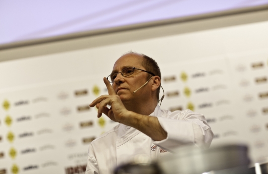 Galleria fotograficaDa sinistra, Massimiliano Alajmo delle Calandre di Rubano (Padova), Corrado Assenza&nbsp;del Caff&egrave; Sicilia di Noto (Siracusa) e Aimo Moroni del Luogo di Aimo e Nadia a MilanoUn sorridente Moreno Cedroni, cuoco della Madonnina del Pescatore di Senigallia (Ancona)A sinistra Paolo Marchi, a destra Claudio Ceroni. I due vertici di Identit&agrave; GoloseRoberto Restelli, a lungo curatore dell'edizione italiana della Guida MichelinLuciana Bianchi, giornalista italo-brasilianaGiuliano Baldessari, sous chef delle Calandre di Rubano,&nbsp;Padova; Alfredo Pratolongo, direttore comunicazione e affari istituzionali Heineken Italia e Paolo MarchiRodrigo Oliveira, cuoco paulista del Mocot&ograve;Pausa caff&egrave; allo spazio LavazzaDa sinistra, il giornalista Stefano Vegliani, il cuoco Carlo Cracco e il suop sous chef Matteo BaronettoMassimo Bottura dell'Osteria Francescana di Modena e Matteo Baronetto del ristorante Cracco di MilanoIl giornalista Gabriele Zanatta con Riccardo Monco e Italo Bassi, chef dell'Enoteca Pinchiorri di FirenzeRoberto ed Enrico (Bobo e Chicco) Cerea del ristorante Da Vittorio di Brusaporto (Bergamo)Alessandra Rotondi, sommelier romana di stanza a New YorkMatteo e Camilla Lunelli di Cantine Ferrari premiano i fratelli CereaGiulia Corradetti di Identit&agrave; Golose e Davide Scabin, chef del Combal.Zero di Rivoli, TorinoPremiati Oleifici Barbera premia Missy Robbins, cuoca americana di A Voce a New York. A destra, Paolo MarchiIl giornalista Andrea PetriniRosita Dassisti e Claudio Ceroni&nbsp;di Magenta BureauDi spalle, Marco Bolasco, direttore editoriale di Slow Food e Paolo Lopriore, cuoco del Canto di SienaChiara Quaglia e Piero Gabrieli di Molino Quaglia premiano il "pizzaiolo" Simone Padoan de I Tigli di San Bonifacio a VeronaMassimo Bottura, Osteria Francescana, ModenaEnzo Vizzari, direttore delle Guida ai Ristoranti Espresso e Paolo MarchiSulla sedia il pastaio Giovanni Assante, a terra il cuoco paulista Alex Atala con la sommelier Alessandra RotondiClaudio Ceroni e Paolo Marchi rendono omaggio ad Alessandra Piazzoni, colonna di Magenta BureauPaolo Marchi stretto tra la collega Livia Chiriotti e l'agronomo di Valhrona&nbsp;Jean-Fran&ccedil;ois DargeinFr&eacute;d&eacute;ric Bau,&nbsp;ma&icirc;tre p&acirc;tissier di ValhronaRen&eacute; Redzepi, chef del Noma di CopenaghenLa giornalista Livia Chiriotti con Luca Lacalamita, giovane pasticcere dell'Enoteca Pinchiorri di Firenze