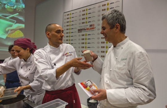 Galleria fotograficaLorenzo Cogo d'El Coq di Marano Vicentino (foto Michele Bella)Aurora Mazzucchelli del Marconi&nbsp;di Sasso Marconi (Bologna) e Viviana Varese di Alice a Milano&nbsp;(foto Michele Bella)In primo piano il giovane Daniel Berlin, cuoco di Malmoe in Svezia. Alle sue spalle, il giornalista connazionale Mattias Kroon&nbsp;(foto Michele Bella)Sandra Ciciriello, donna di sala e recruiting pesce di Alice a Milano&nbsp;(foto Michele Bella)Antonia Klugmann del Ridotto a Venezia con la giornalista Errica Tamani (di spalle, foto Michele Bella)Enrico Panero di Eataly a Genova (foto Michele Bella)Iside De Cesare della Parolina di Acquapendente (Viterbo)&nbsp;(foto Michele Bella)Sergio Humada, cuoco catalano dell'Alma di Barcellona&nbsp;(foto Michele Bella)Stevie Parle del Dock Kitchen di Londra&nbsp;(foto Michele Bella)Franco Aliberti, cuoco dell'Osteria Francescana di Modena, dialoga con il giornalista Carlo Passera (foto Michele Bella)Marianna Vitale (a destra) con la sua assistente. Al centro, la giornalista e presentatrice dell'intera giornata di Identit&agrave; Donna&nbsp;Errica Tamani (foto&nbsp;Michele Bella)Chiara Patracchini, pasticcera della Credenza di San Maurizio Canavese (Torino)&nbsp;(foto&nbsp;Michele Bella)
&nbsp;Andrea Aprea del Vun del Park Hyatt&nbsp;di Milano (foto&nbsp;Michele Bella)Nino Di Costanzo del Mosaico dell'Hotel Terme Manzi di Ischia (Napoli). Alle sue spalle, la giornalista Eleonora Cozzella (foto&nbsp;Michele Bella)
&nbsp;Francesco Sposito della Taverna Estia di Brusciano (Napoli)&nbsp;(foto&nbsp;Michele Bella)
&nbsp;Beppe Rambaldi, spalla solida di Davide Scabin al Combal.Zero e nelle due lezioni di Identit&agrave; Milano 2012&nbsp;(foto&nbsp;Michele Bella)
&nbsp;Pino Cuttaia della Madia di Licata (Agrigento)&nbsp;(foto&nbsp;Michele Bella)
&nbsp;Felice Sgarra dell'Umami di Andria. Alle sue spalle, s'itravede il giornalista Raffaele Foglia (foto Michele Bella)Piero Gabrieli di Molino Quaglia illustra il suo progetto Pizzeria Dinamica in apertura della giornata Identit&agrave; di pizza (foto Alfredo Chiarappa)Corrado Assenza del Caff&egrave; Sicilia di Noto (a sinistra) guarnisce la pizza. Alle loro spalle si riconoscono Simone Padoan della pizzeria I Tigli&nbsp;a di San Bonifacio (Verona) e Luciana Squadrilli, giornalista presentatrice della giornata&nbsp;(foto Alfredo Chiarappa)Giuseppe Giordano del&nbsp;Piedigrotta 2 Express, nell'Alessandrino (foto Alfredo Chiarappa)Beniamino Bilali del Berber&egrave; di Castel Maggiore in proivincia di Bologna (foto Alfredo Chiarappa)Paolo Parisi, guardato da Lorenzo Cogo del Coq di Marano Vicentino, alle prese con le applicazioni del forno My Oven (foto Alfredo Chiarappa)Il forno di Identit&agrave; di pizza: ne ha sfornate di ogni (foto Alfredo Chiarappa)Lorenzo Cogo con Fabrizio Nonis, macellaio/giornalista (foto Alfredo Chiarappa)Giorgio Nava, milanese da 11 anni in Sudafrica: suoi il Keerom 95, il Carne SA e altre insegne che tengono alto il significato di cucina italiana a Capetown (foto Alfredo Chiarappa)Impiatti in serie nella sala di Identit&agrave; di pizza (foto Alfredo Chiarappa)Igles Corelli, autorit&agrave; in cucina dell'Atman di Pescia (Pistoia). Alle sue spalle, Aldo Zivieri dell'omonima macelleria bolognese (foto Alfredo Chiarappa)