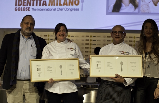 Galleria fotograficaDa sinistra, Massimiliano Alajmo delle Calandre di Rubano (Padova), Corrado Assenza&nbsp;del Caff&egrave; Sicilia di Noto (Siracusa) e Aimo Moroni del Luogo di Aimo e Nadia a MilanoUn sorridente Moreno Cedroni, cuoco della Madonnina del Pescatore di Senigallia (Ancona)A sinistra Paolo Marchi, a destra Claudio Ceroni. I due vertici di Identit&agrave; GoloseRoberto Restelli, a lungo curatore dell'edizione italiana della Guida MichelinLuciana Bianchi, giornalista italo-brasilianaGiuliano Baldessari, sous chef delle Calandre di Rubano,&nbsp;Padova; Alfredo Pratolongo, direttore comunicazione e affari istituzionali Heineken Italia e Paolo MarchiRodrigo Oliveira, cuoco paulista del Mocot&ograve;Pausa caff&egrave; allo spazio LavazzaDa sinistra, il giornalista Stefano Vegliani, il cuoco Carlo Cracco e il suop sous chef Matteo BaronettoMassimo Bottura dell'Osteria Francescana di Modena e Matteo Baronetto del ristorante Cracco di MilanoIl giornalista Gabriele Zanatta con Riccardo Monco e Italo Bassi, chef dell'Enoteca Pinchiorri di FirenzeRoberto ed Enrico (Bobo e Chicco) Cerea del ristorante Da Vittorio di Brusaporto (Bergamo)Alessandra Rotondi, sommelier romana di stanza a New YorkMatteo e Camilla Lunelli di Cantine Ferrari premiano i fratelli CereaGiulia Corradetti di Identit&agrave; Golose e Davide Scabin, chef del Combal.Zero di Rivoli, TorinoPremiati Oleifici Barbera premia Missy Robbins, cuoca americana di A Voce a New York. A destra, Paolo MarchiIl giornalista Andrea PetriniRosita Dassisti e Claudio Ceroni&nbsp;di Magenta BureauDi spalle, Marco Bolasco, direttore editoriale di Slow Food e Paolo Lopriore, cuoco del Canto di SienaChiara Quaglia e Piero Gabrieli di Molino Quaglia premiano il "pizzaiolo" Simone Padoan de I Tigli di San Bonifacio a VeronaMassimo Bottura, Osteria Francescana, ModenaEnzo Vizzari, direttore delle Guida ai Ristoranti Espresso e Paolo MarchiSulla sedia il pastaio Giovanni Assante, a terra il cuoco paulista Alex Atala con la sommelier Alessandra RotondiClaudio Ceroni e Paolo Marchi rendono omaggio ad Alessandra Piazzoni, colonna di Magenta BureauPaolo Marchi stretto tra la collega Livia Chiriotti e l'agronomo di Valhrona&nbsp;Jean-Fran&ccedil;ois DargeinFr&eacute;d&eacute;ric Bau,&nbsp;ma&icirc;tre p&acirc;tissier di ValhronaRen&eacute; Redzepi, chef del Noma di CopenaghenLa giornalista Livia Chiriotti con Luca Lacalamita, giovane pasticcere dell'Enoteca Pinchiorri di FirenzeHeinz Beck, chef della Pergola di Roma