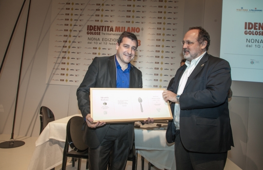 Galleria fotografica






Attovagliati a Identità di Sala, Mariella Cedroni e Massimo Bottura








Renato Bosco








Seconda edizione di Identità di Pizza








Lello Ravagnan da Chirignago








Beppe Palmieri, glocal di sala













Rossella Gardini, Gianluca Biscalchin, Roberta Schira e Paolo Marchi








Rossella Gardini








Gianluca Biscalchin, Gianluca Fusto e Carla Icardi








Sotto i cioccolatini, Cristina Viggè








Gianluca Biscalchin, presentatore di Identità Libri








Camilla Baresani, Viviana Varese e Fiorenza Auriemma








Sandra Ciciriello, passione ittica








Camilla Baresani, Licia Granello e Maida Mercuri








Gianluca Biscalchin e Andrea Vitali








Francesco Apreda








Francescon Apreda e Antonio Paolini








Paolo Marchi presenta la sua ultima fatica editoriale








Il team di Guido Tommasi, presente con due titoli: Pan'Ino e Cucina di Roma e del Lazio








Leonardo Romanelli








 Cinzia Benzi, musa del Sauternes con Laura Di Cosimo








Simone Salvini e Marco Bianchi








Matteo Baronetto, 18 anni di pasta da Cracco 








Roberto Petza: la pasta e la Sardegna








Assaggi everywhere








Domenico Della Salandra, colonna in cucina








Fran Rizzuti, pasta lucana








Christian Milone, democrazia della pasta








Eleonora Cozzella tira le fila della giornata della pasta. A destra, Anthony Genovese








Davide Scabin, lasagne spaziali








Riccardo Felicetti e Alessandro Gilmozzi








Luciano Monosilio: carbonaro fino al midollo








Simone Salvini e Lisa Casali








Luigi Taglienti: c'è dell'aglio nell'acqua di cottura








Virgilio Martinez e l'ombra di Federico De Cesare Viola, presentatore dalla sala a Identità Naturali








Lisa Casali, presentatrice di Identità Naturali








Marta Grassi, il tempo delle mele








Nicola Portinari e Lisa Casali








Pier Giorgio Parini








Niko Romito








Rodrigo De La Calle








Roberto Petza: pasta e Sardegna








Davide Groppi e la luce come ingrediente





