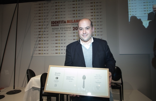 Galleria fotografica






Attovagliati a Identità di Sala, Mariella Cedroni e Massimo Bottura








Renato Bosco








Seconda edizione di Identità di Pizza








Lello Ravagnan da Chirignago








Beppe Palmieri, glocal di sala













Rossella Gardini, Gianluca Biscalchin, Roberta Schira e Paolo Marchi








Rossella Gardini








Gianluca Biscalchin, Gianluca Fusto e Carla Icardi








Sotto i cioccolatini, Cristina Viggè








Gianluca Biscalchin, presentatore di Identità Libri








Camilla Baresani, Viviana Varese e Fiorenza Auriemma








Sandra Ciciriello, passione ittica








Camilla Baresani, Licia Granello e Maida Mercuri








Gianluca Biscalchin e Andrea Vitali








Francesco Apreda








Francescon Apreda e Antonio Paolini








Paolo Marchi presenta la sua ultima fatica editoriale








Il team di Guido Tommasi, presente con due titoli: Pan'Ino e Cucina di Roma e del Lazio








Leonardo Romanelli








 Cinzia Benzi, musa del Sauternes con Laura Di Cosimo








Simone Salvini e Marco Bianchi








Matteo Baronetto, 18 anni di pasta da Cracco 








Roberto Petza: la pasta e la Sardegna








Assaggi everywhere








Domenico Della Salandra, colonna in cucina








Fran Rizzuti, pasta lucana








Christian Milone, democrazia della pasta








Eleonora Cozzella tira le fila della giornata della pasta. A destra, Anthony Genovese








Davide Scabin, lasagne spaziali








Riccardo Felicetti e Alessandro Gilmozzi








Luciano Monosilio: carbonaro fino al midollo








Simone Salvini e Lisa Casali








Luigi Taglienti: c'è dell'aglio nell'acqua di cottura








Virgilio Martinez e l'ombra di Federico De Cesare Viola, presentatore dalla sala a Identità Naturali








Lisa Casali, presentatrice di Identità Naturali








Marta Grassi, il tempo delle mele








Nicola Portinari e Lisa Casali








Pier Giorgio Parini








Niko Romito








Rodrigo De La Calle








Roberto Petza: pasta e Sardegna








Davide Groppi e la luce come ingrediente








Josep Roca, il vertice di sala del Celler





