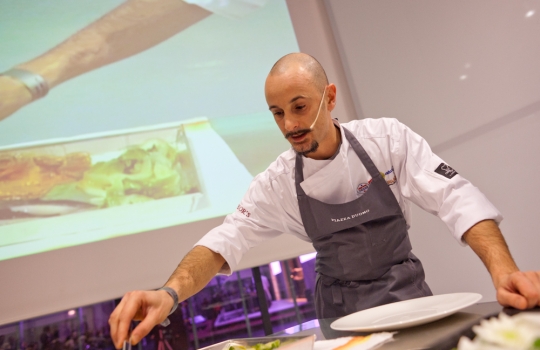 Galleria fotograficaLorenzo Cogo d'El Coq di Marano Vicentino (foto Michele Bella)Aurora Mazzucchelli del Marconi&nbsp;di Sasso Marconi (Bologna) e Viviana Varese di Alice a Milano&nbsp;(foto Michele Bella)In primo piano il giovane Daniel Berlin, cuoco di Malmoe in Svezia. Alle sue spalle, il giornalista connazionale Mattias Kroon&nbsp;(foto Michele Bella)Sandra Ciciriello, donna di sala e recruiting pesce di Alice a Milano&nbsp;(foto Michele Bella)Antonia Klugmann del Ridotto a Venezia con la giornalista Errica Tamani (di spalle, foto Michele Bella)Enrico Panero di Eataly a Genova (foto Michele Bella)Iside De Cesare della Parolina di Acquapendente (Viterbo)&nbsp;(foto Michele Bella)Sergio Humada, cuoco catalano dell'Alma di Barcellona&nbsp;(foto Michele Bella)Stevie Parle del Dock Kitchen di Londra&nbsp;(foto Michele Bella)Franco Aliberti, cuoco dell'Osteria Francescana di Modena, dialoga con il giornalista Carlo Passera (foto Michele Bella)Marianna Vitale (a destra) con la sua assistente. Al centro, la giornalista e presentatrice dell'intera giornata di Identit&agrave; Donna&nbsp;Errica Tamani (foto&nbsp;Michele Bella)Chiara Patracchini, pasticcera della Credenza di San Maurizio Canavese (Torino)&nbsp;(foto&nbsp;Michele Bella)
&nbsp;Andrea Aprea del Vun del Park Hyatt&nbsp;di Milano (foto&nbsp;Michele Bella)Nino Di Costanzo del Mosaico dell'Hotel Terme Manzi di Ischia (Napoli). Alle sue spalle, la giornalista Eleonora Cozzella (foto&nbsp;Michele Bella)
&nbsp;Francesco Sposito della Taverna Estia di Brusciano (Napoli)&nbsp;(foto&nbsp;Michele Bella)
&nbsp;Beppe Rambaldi, spalla solida di Davide Scabin al Combal.Zero e nelle due lezioni di Identit&agrave; Milano 2012&nbsp;(foto&nbsp;Michele Bella)
&nbsp;Pino Cuttaia della Madia di Licata (Agrigento)&nbsp;(foto&nbsp;Michele Bella)
&nbsp;Felice Sgarra dell'Umami di Andria. Alle sue spalle, s'itravede il giornalista Raffaele Foglia (foto Michele Bella)Piero Gabrieli di Molino Quaglia illustra il suo progetto Pizzeria Dinamica in apertura della giornata Identit&agrave; di pizza (foto Alfredo Chiarappa)Corrado Assenza del Caff&egrave; Sicilia di Noto (a sinistra) guarnisce la pizza. Alle loro spalle si riconoscono Simone Padoan della pizzeria I Tigli&nbsp;a di San Bonifacio (Verona) e Luciana Squadrilli, giornalista presentatrice della giornata&nbsp;(foto Alfredo Chiarappa)Giuseppe Giordano del&nbsp;Piedigrotta 2 Express, nell'Alessandrino (foto Alfredo Chiarappa)Beniamino Bilali del Berber&egrave; di Castel Maggiore in proivincia di Bologna (foto Alfredo Chiarappa)Paolo Parisi, guardato da Lorenzo Cogo del Coq di Marano Vicentino, alle prese con le applicazioni del forno My Oven (foto Alfredo Chiarappa)Il forno di Identit&agrave; di pizza: ne ha sfornate di ogni (foto Alfredo Chiarappa)Lorenzo Cogo con Fabrizio Nonis, macellaio/giornalista (foto Alfredo Chiarappa)Giorgio Nava, milanese da 11 anni in Sudafrica: suoi il Keerom 95, il Carne SA e altre insegne che tengono alto il significato di cucina italiana a Capetown (foto Alfredo Chiarappa)Impiatti in serie nella sala di Identit&agrave; di pizza (foto Alfredo Chiarappa)Igles Corelli, autorit&agrave; in cucina dell'Atman di Pescia (Pistoia). Alle sue spalle, Aldo Zivieri dell'omonima macelleria bolognese (foto Alfredo Chiarappa)Simone Salvini e il suo maestro Pietro Leemann del Joia di Milano (foto Alfredo Chiarappa)