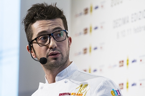 Galleria fotografica






Roberta Pezzella de La Pergola di Roma e Federica Racinelli, stregate dal saraceno








Massimo Spigaroli (di spalle) e Paolo Piantoni: non c'è pane senza salume e viceversa (foto Serafino Geraci)





