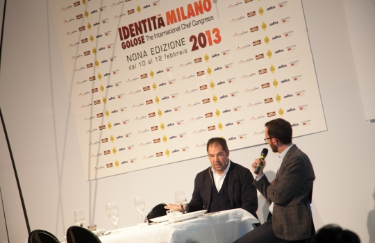 Galleria fotografica






Attovagliati a Identità di Sala, Mariella Cedroni e Massimo Bottura








Renato Bosco








Seconda edizione di Identità di Pizza








Lello Ravagnan da Chirignago








Beppe Palmieri, glocal di sala













Rossella Gardini, Gianluca Biscalchin, Roberta Schira e Paolo Marchi








Rossella Gardini








Gianluca Biscalchin, Gianluca Fusto e Carla Icardi








Sotto i cioccolatini, Cristina Viggè








Gianluca Biscalchin, presentatore di Identità Libri








Camilla Baresani, Viviana Varese e Fiorenza Auriemma








Sandra Ciciriello, passione ittica








Camilla Baresani, Licia Granello e Maida Mercuri








Gianluca Biscalchin e Andrea Vitali








Francesco Apreda








Francescon Apreda e Antonio Paolini








Paolo Marchi presenta la sua ultima fatica editoriale








Il team di Guido Tommasi, presente con due titoli: Pan'Ino e Cucina di Roma e del Lazio








Leonardo Romanelli








 Cinzia Benzi, musa del Sauternes con Laura Di Cosimo








Simone Salvini e Marco Bianchi








Matteo Baronetto, 18 anni di pasta da Cracco 








Roberto Petza: la pasta e la Sardegna








Assaggi everywhere








Domenico Della Salandra, colonna in cucina








Fran Rizzuti, pasta lucana








Christian Milone, democrazia della pasta








Eleonora Cozzella tira le fila della giornata della pasta. A destra, Anthony Genovese








Davide Scabin, lasagne spaziali








Riccardo Felicetti e Alessandro Gilmozzi








Luciano Monosilio: carbonaro fino al midollo








Simone Salvini e Lisa Casali








Luigi Taglienti: c'è dell'aglio nell'acqua di cottura








Virgilio Martinez e l'ombra di Federico De Cesare Viola, presentatore dalla sala a Identità Naturali








Lisa Casali, presentatrice di Identità Naturali








Marta Grassi, il tempo delle mele








Nicola Portinari e Lisa Casali








Pier Giorgio Parini








Niko Romito








Rodrigo De La Calle








Roberto Petza: pasta e Sardegna








Davide Groppi e la luce come ingrediente








Josep Roca, il vertice di sala del Celler








Alessandro Pipero, maitre Re Mida: quel che tocca diventa stellato (Michelin)








Mise en place nella sala








Federico De Cesare Viola, tessitore della giornata di Identità di Sala





