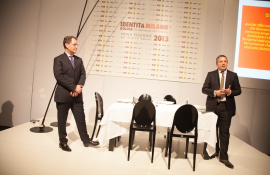 Galleria fotografica






Attovagliati a Identità di Sala, Mariella Cedroni e Massimo Bottura








Renato Bosco








Seconda edizione di Identità di Pizza








Lello Ravagnan da Chirignago








Beppe Palmieri, glocal di sala













Rossella Gardini, Gianluca Biscalchin, Roberta Schira e Paolo Marchi








Rossella Gardini








Gianluca Biscalchin, Gianluca Fusto e Carla Icardi








Sotto i cioccolatini, Cristina Viggè








Gianluca Biscalchin, presentatore di Identità Libri








Camilla Baresani, Viviana Varese e Fiorenza Auriemma








Sandra Ciciriello, passione ittica








Camilla Baresani, Licia Granello e Maida Mercuri








Gianluca Biscalchin e Andrea Vitali








Francesco Apreda








Francescon Apreda e Antonio Paolini








Paolo Marchi presenta la sua ultima fatica editoriale








Il team di Guido Tommasi, presente con due titoli: Pan'Ino e Cucina di Roma e del Lazio








Leonardo Romanelli








 Cinzia Benzi, musa del Sauternes con Laura Di Cosimo








Simone Salvini e Marco Bianchi








Matteo Baronetto, 18 anni di pasta da Cracco 








Roberto Petza: la pasta e la Sardegna








Assaggi everywhere








Domenico Della Salandra, colonna in cucina








Fran Rizzuti, pasta lucana








Christian Milone, democrazia della pasta








Eleonora Cozzella tira le fila della giornata della pasta. A destra, Anthony Genovese








Davide Scabin, lasagne spaziali








Riccardo Felicetti e Alessandro Gilmozzi








Luciano Monosilio: carbonaro fino al midollo








Simone Salvini e Lisa Casali








Luigi Taglienti: c'è dell'aglio nell'acqua di cottura








Virgilio Martinez e l'ombra di Federico De Cesare Viola, presentatore dalla sala a Identità Naturali








Lisa Casali, presentatrice di Identità Naturali








Marta Grassi, il tempo delle mele








Nicola Portinari e Lisa Casali








Pier Giorgio Parini








Niko Romito








Rodrigo De La Calle








Roberto Petza: pasta e Sardegna








Davide Groppi e la luce come ingrediente








Josep Roca, il vertice di sala del Celler








Alessandro Pipero, maitre Re Mida: quel che tocca diventa stellato (Michelin)








Mise en place nella sala








Federico De Cesare Viola, tessitore della giornata di Identità di Sala








Raffaele Alajmo








Petza con Giuseppe Carrus, co-presentatore della giornata di Identità Sarde





